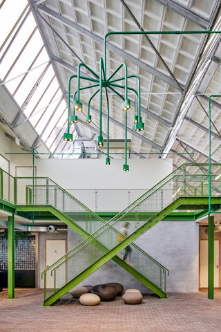 In het atrium hangt een grote kroonluchter, op maat gemaakt. De voeding van deze kroonluchter komt uit de kabelboom, het element waarop concept is gebaseerd. fotografie Philip Jintes @ Phenster