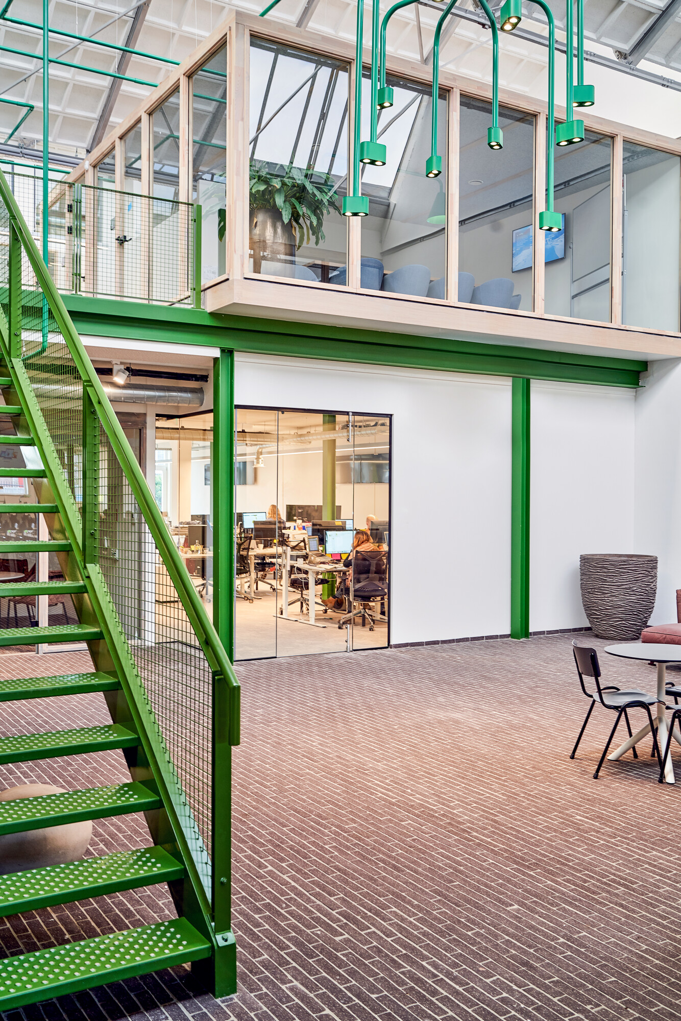 Overstekende zwevende blokken dienen als vergaderruimtes. Een prachtig verbindend element tussen de verdiepingen, waar werknemers tijdens vergaderingen een mooi uitzicht over het restaurant hebben. fotografie Philip Jintes @ Phenster