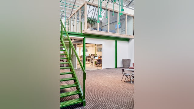 Overstekende zwevende blokken dienen als vergaderruimtes. Een prachtig verbindend element tussen de verdiepingen, waar werknemers tijdens vergaderingen een mooi uitzicht over het restaurant hebben. fotografie Philip Jintes @ Phenster