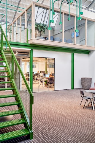 Overstekende zwevende blokken dienen als vergaderruimtes. Een prachtig verbindend element tussen de verdiepingen, waar werknemers tijdens vergaderingen een mooi uitzicht over het restaurant hebben. fotografie Philip Jintes @ Phenster