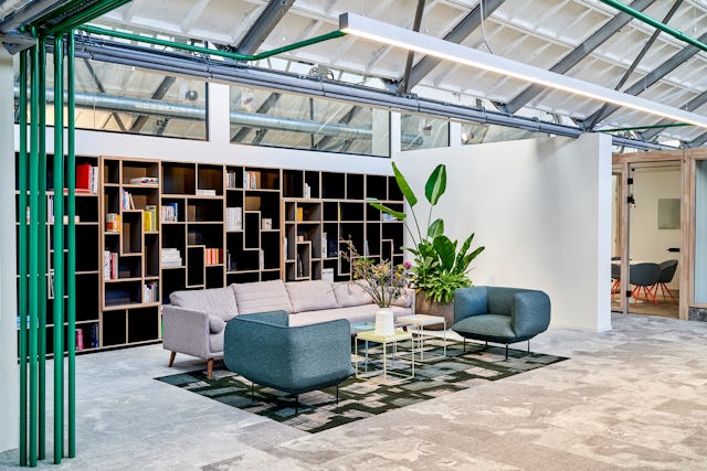 De oorsprong van de kabelboom bevindt zich in de woonkamer op verdieping 1. Een overweldigende en spannende manier om het versturen van data en elektriciteit zichtbaar te maken. De boom biedt voeding aan de basis van het gehele pand. fotografie Philip Jintes @ Phenster