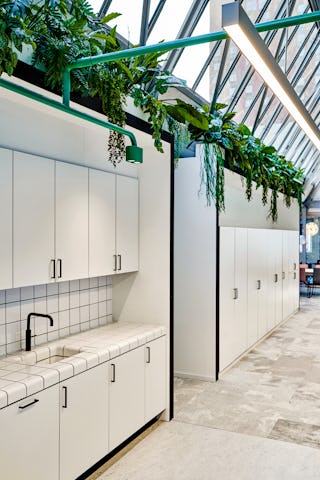 Het gecentreerde blok op de eerste verdieping met de grafische zwart-wit details. Tegels in de pantry zijn van D-Tiles, door een donkere voeg te gebruiken wordt de grafische belijning versterkt. fotografie Philip Jintes @ Phenster