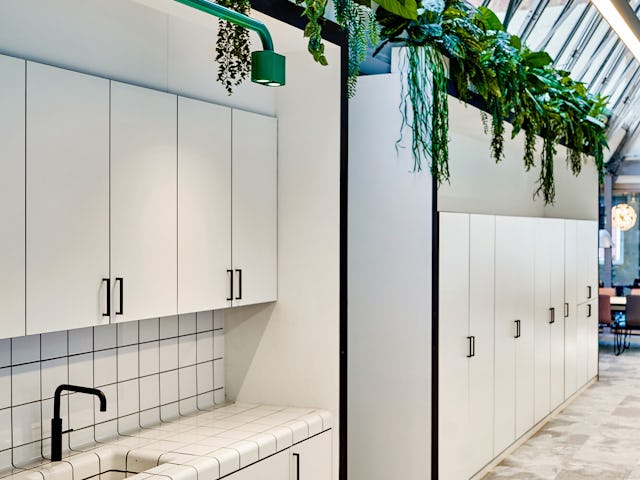 Het gecentreerde blok op de eerste verdieping met de grafische zwart-wit details. Tegels in de pantry zijn van D-Tiles, door een donkere voeg te gebruiken wordt de grafische belijning versterkt. fotografie Philip Jintes @ Phenster