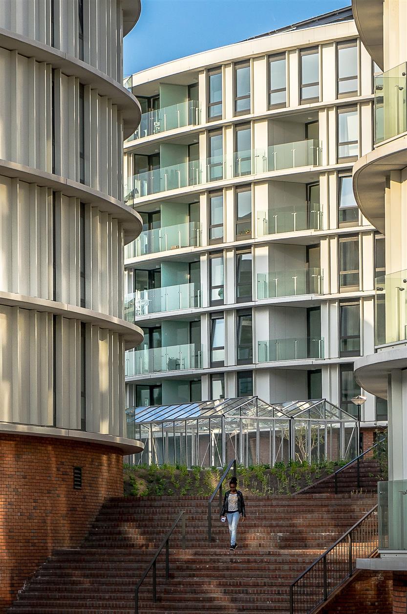 Hoofdentree. foto: John Lewis Marshall 