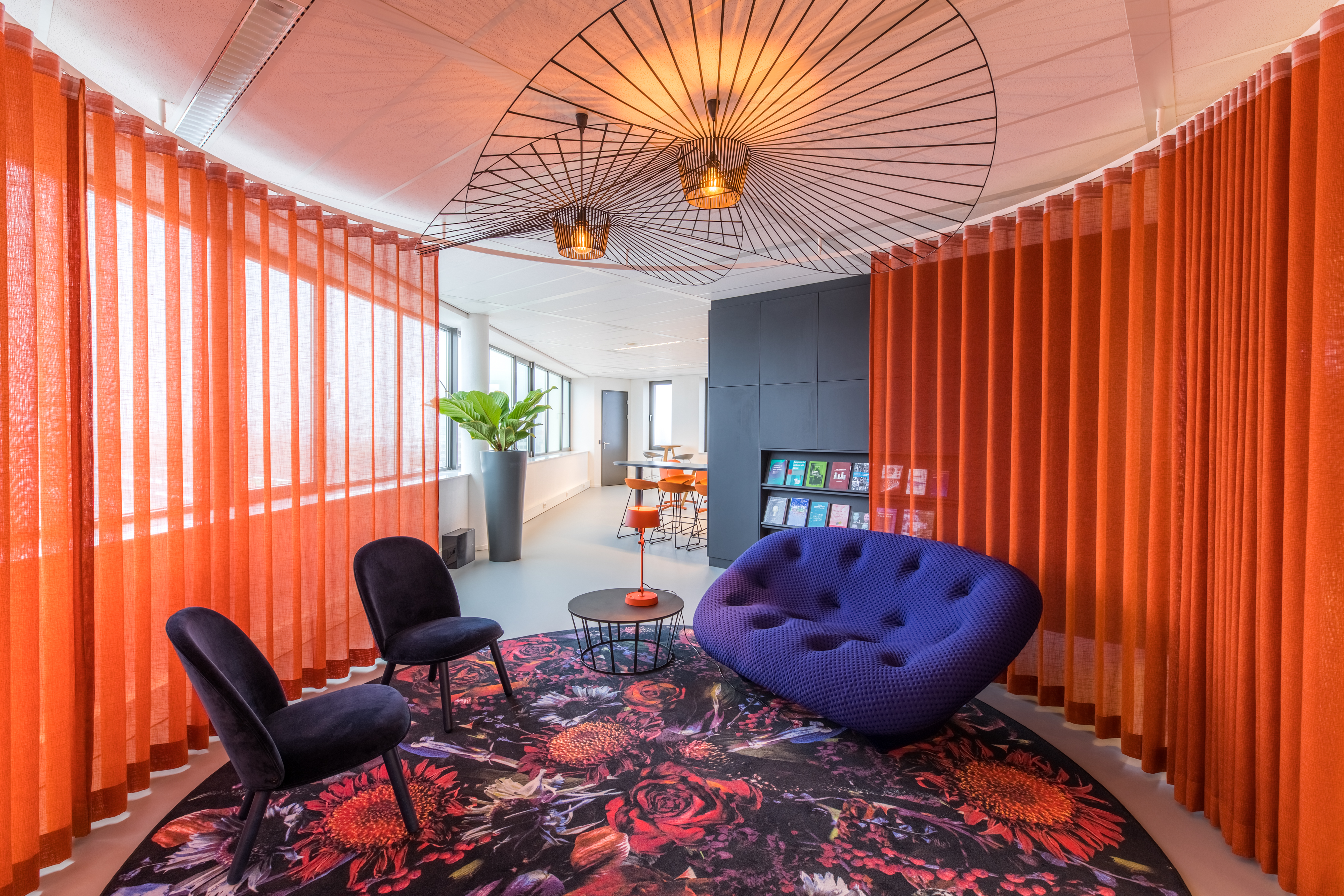 Lounge ruimte met zicht op de lunchruimte, 'foto; Jan Buteijn'