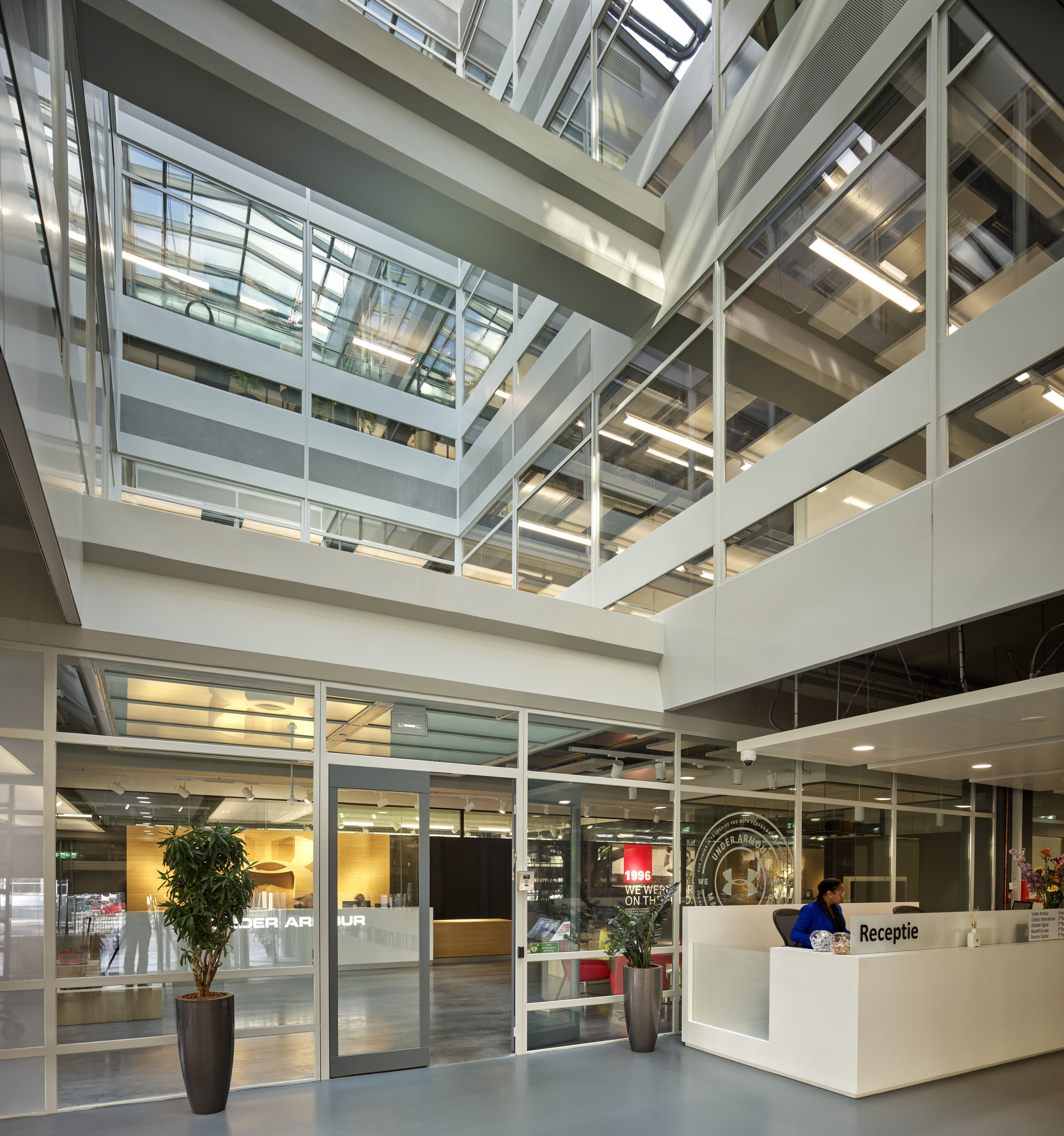 Amsterdam Stadionplein Citroën Noordgebouw. Beeld Kees Hummel