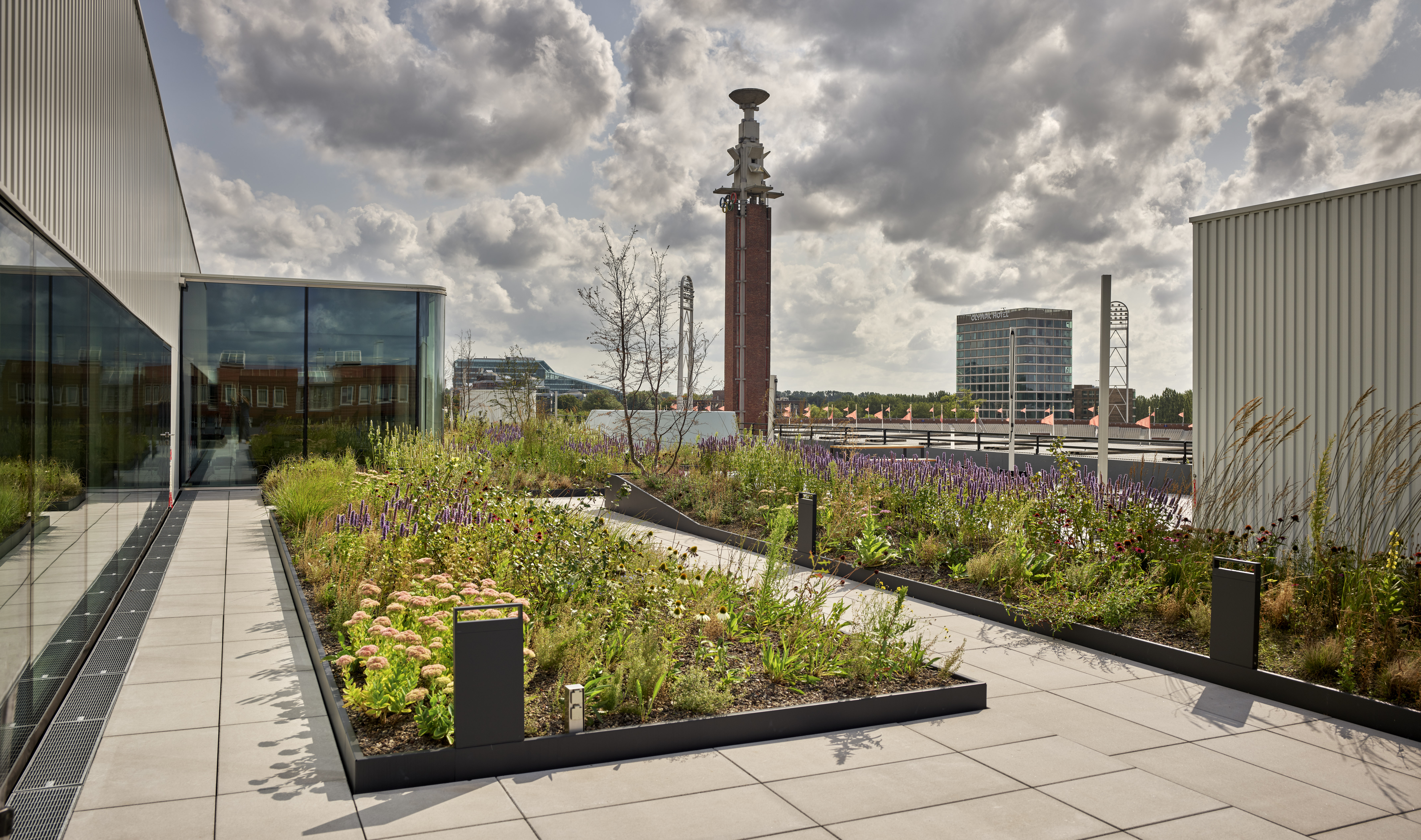 Amsterdam Stadionplein Citroën Noordgebouw. Beeld Kees Hummel
