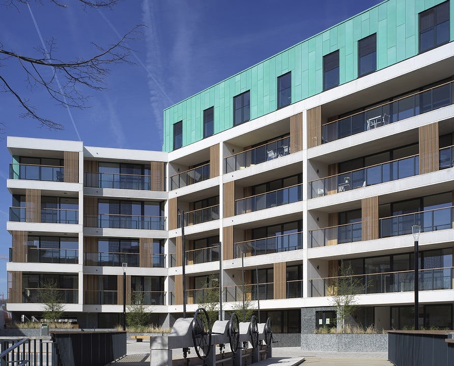 Centraal in het DijleDeltaproject in Leuven is het Sluispark aangelegd met wandelpaden, een groene zone en de appartementengebouwen ‘Eiland’ en ‘Feestzaal’