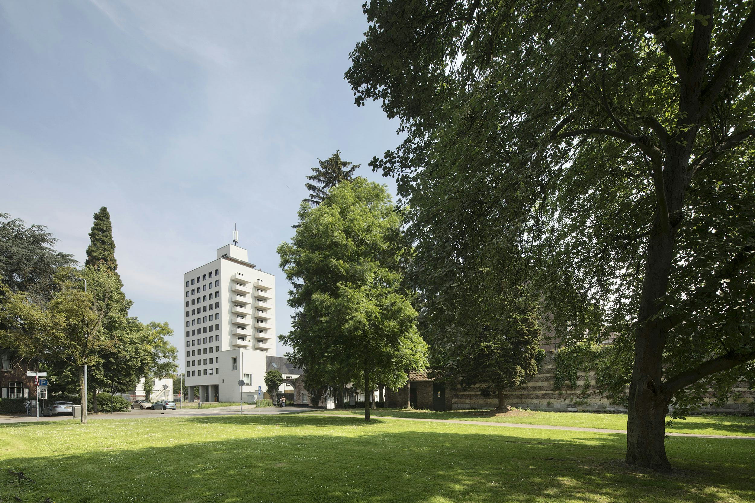 De Polvertoren aan de rand van het stadspark, foto: Arjen Schmitz