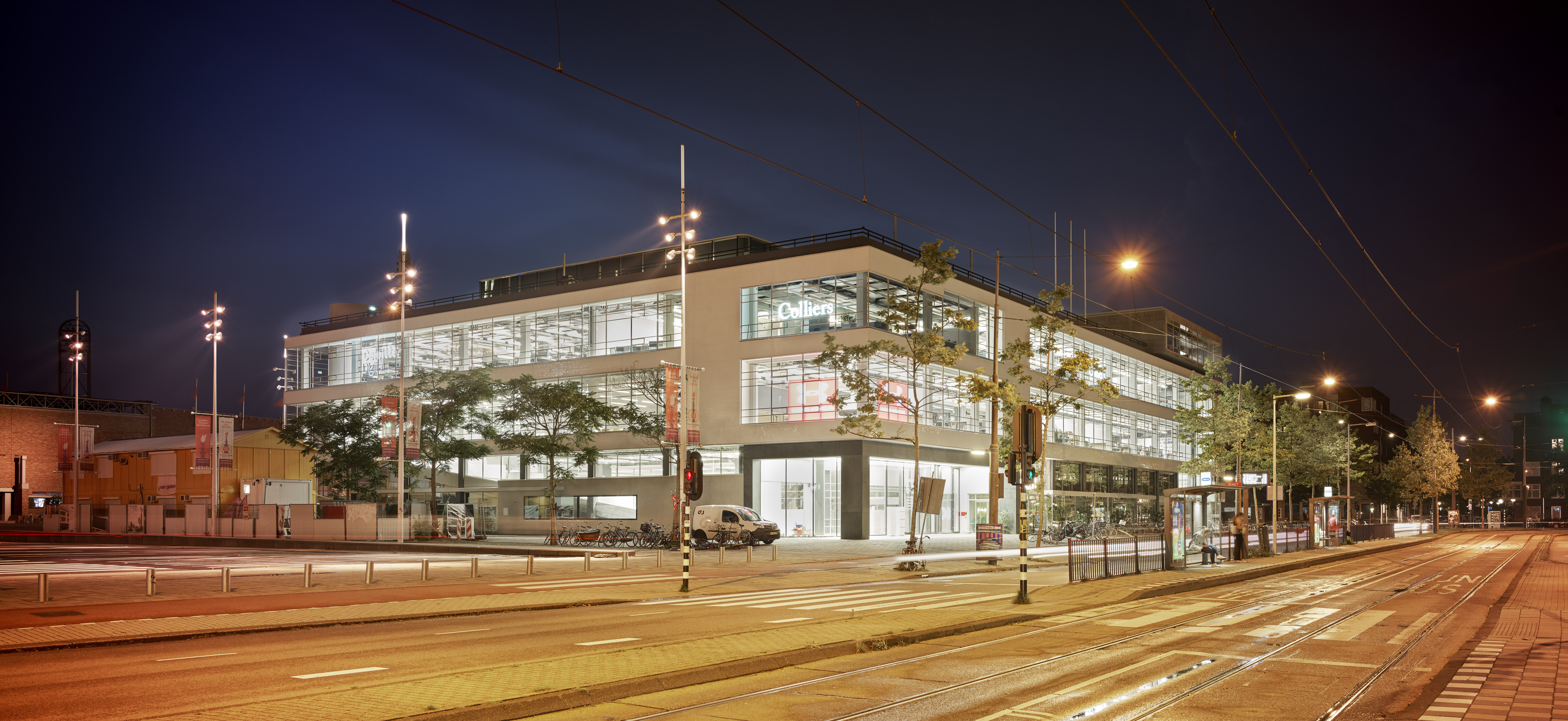Amsterdam Stadionplein Citroën Noordgebouw. Beeld Kees Hummel