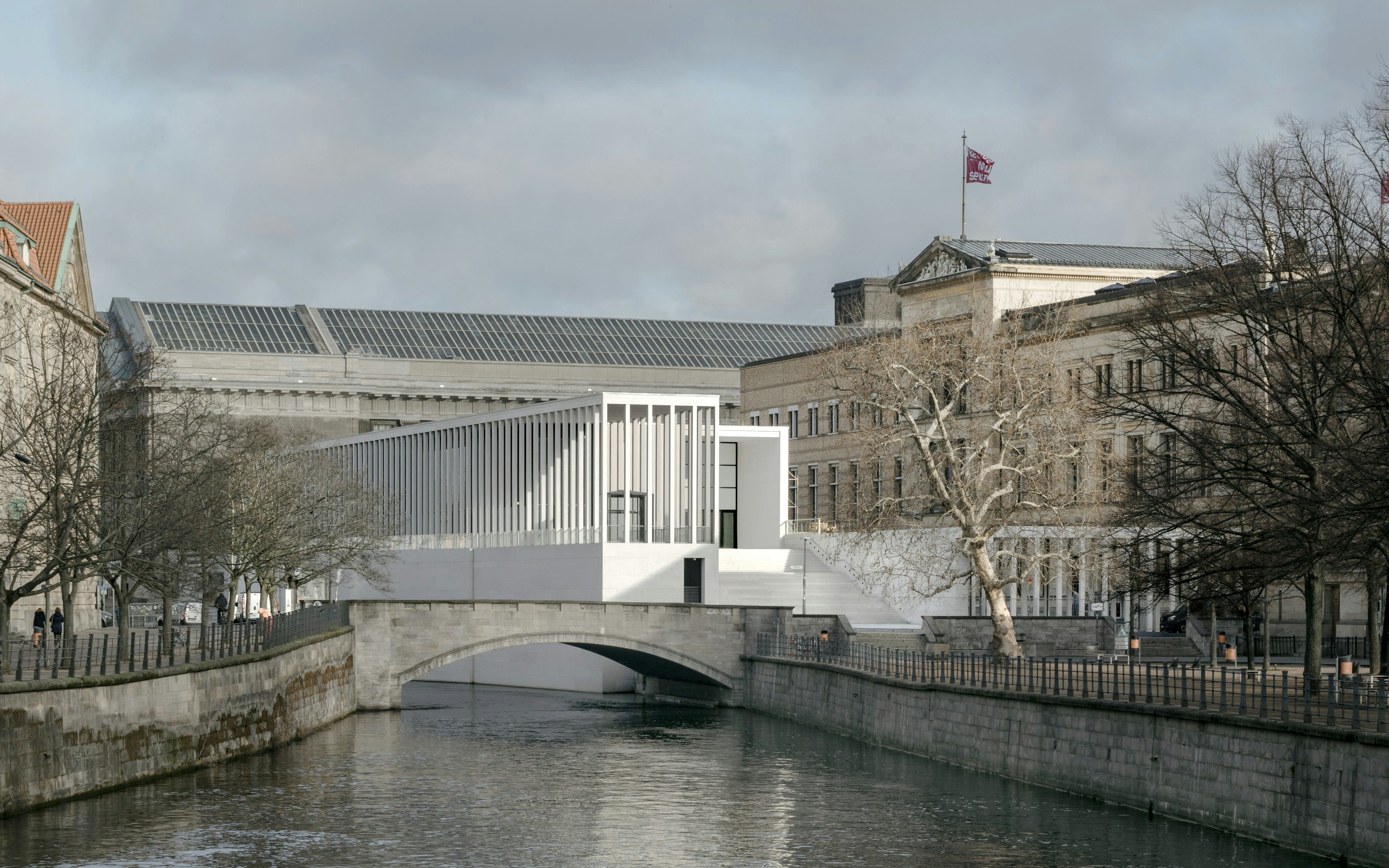 De James-Simon-Galerie vanuit het zuidwesten gezien met het silhouet van de Eiserne Brücke op de voorgrond