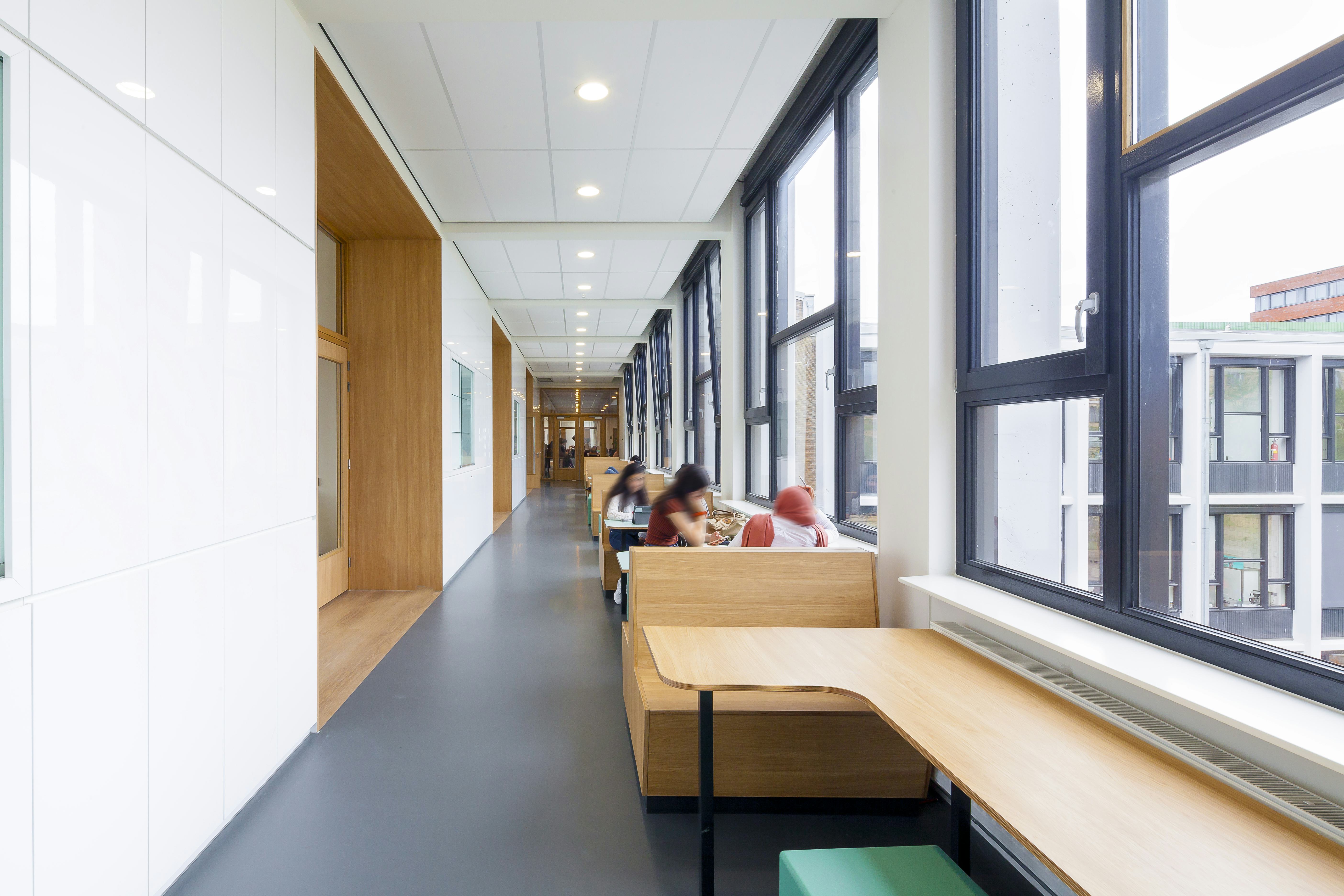 Extra studieruimte op de gangen van het voortgezet onderwijs, foto Sonia Arrepia