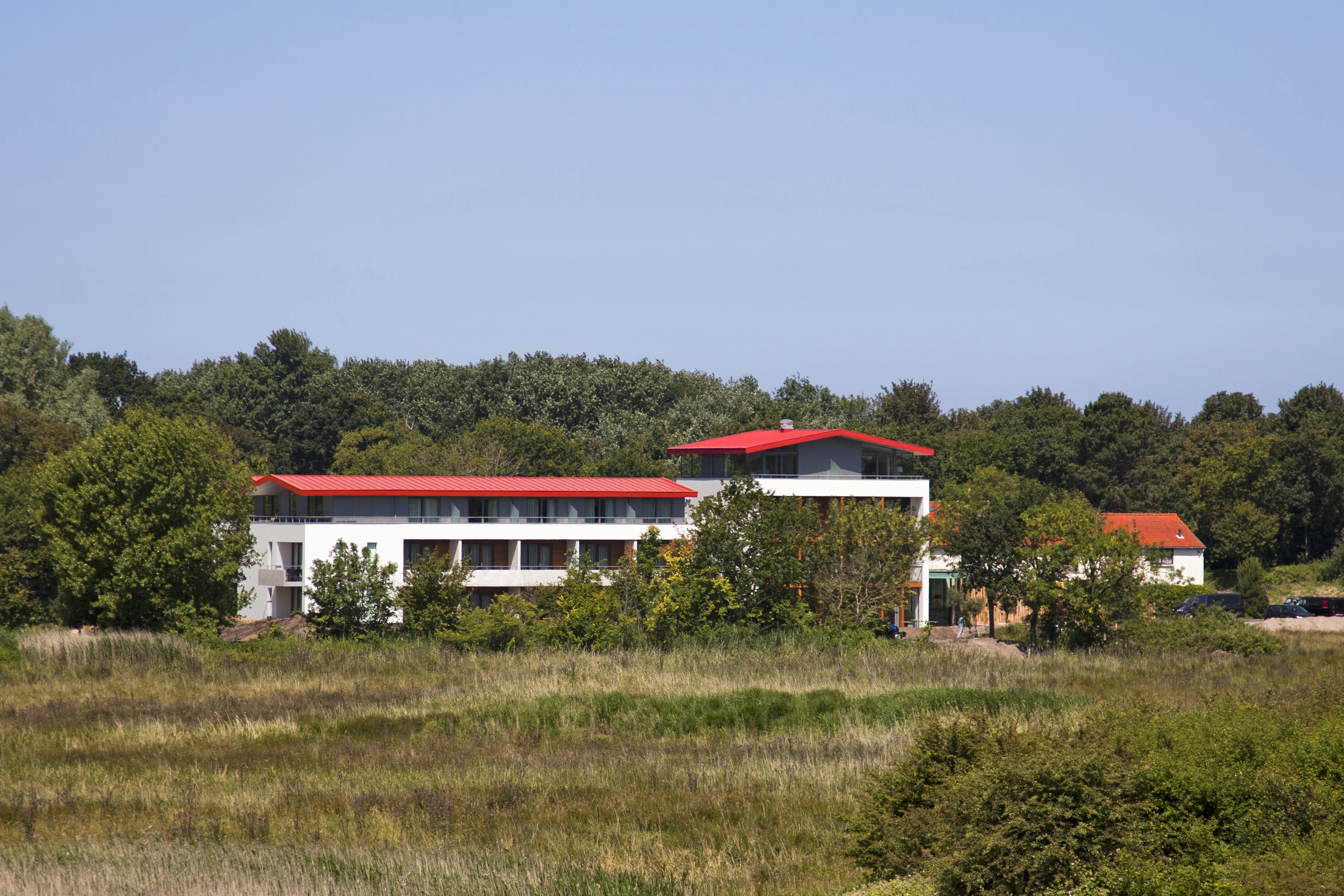 Hotel Duinoord in Vrouwenpolder door Dymanus Architectuur. Beeld Stan Dymanus