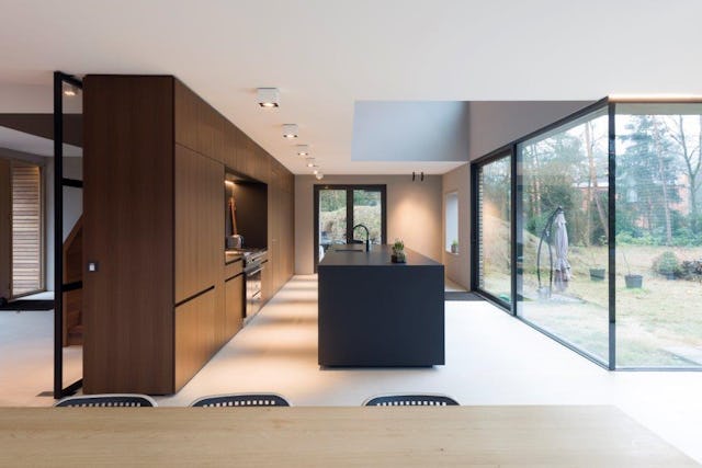 Zichtlijn eetakmer-keuken. Beeld Rob van Esch | Ruimtes in Beeld