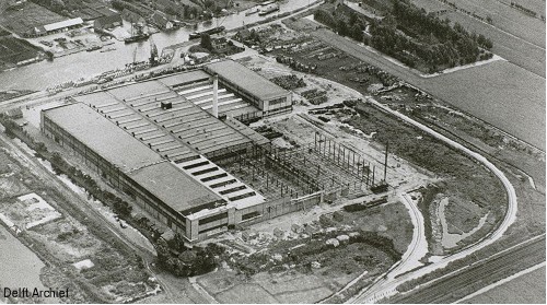 Kabeldistrict Delft 1951. Luchtfoto van de kabelfabriek 2 aan de Schieweg gezien naar het oosten