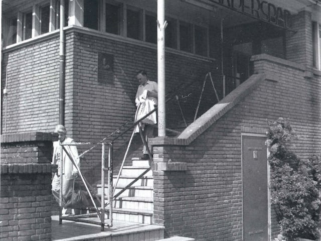 Historische foto entree van het Spaardersbad