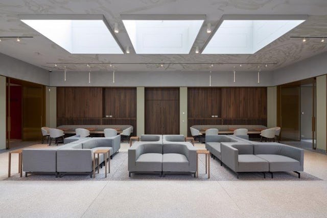 Grote dakramen brengen extra daglicht in de lounge van het publieksdeel. Beeld René de Wit