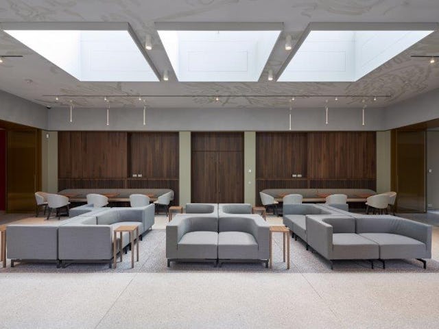 Grote dakramen brengen extra daglicht in de lounge van het publieksdeel. Beeld René de Wit