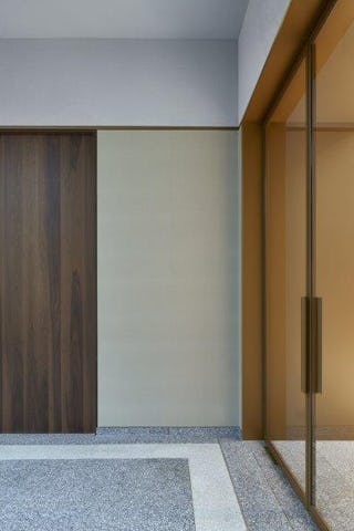 Glazen deuren scheiden de lounge en de salon van elkaar. Beeld René de Wit