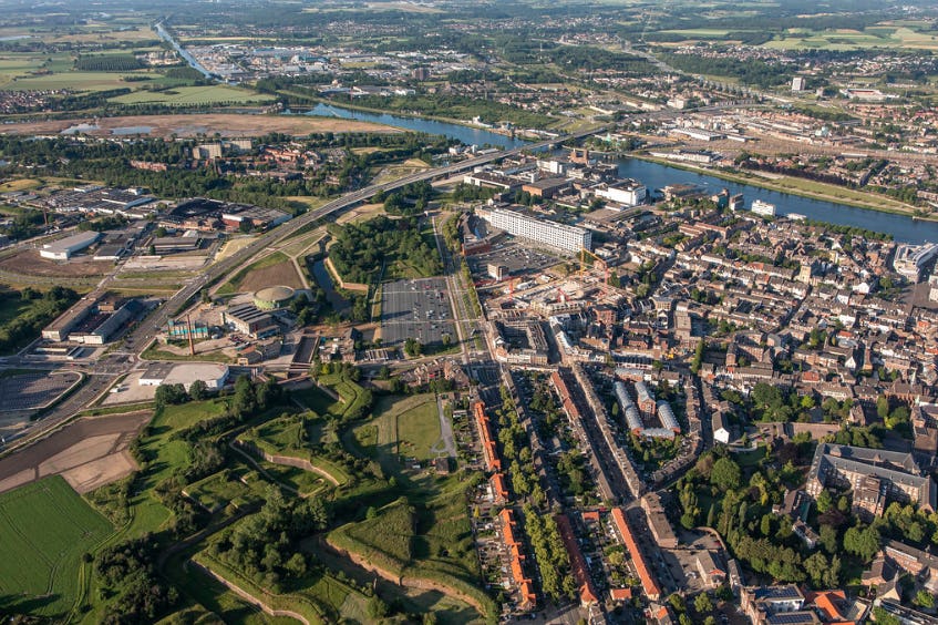 Belvedere Maastricht: (vlnr) Noorderbrug, Frontenpark en Sphinxkwartier 2019 (foto Aron Nijs)