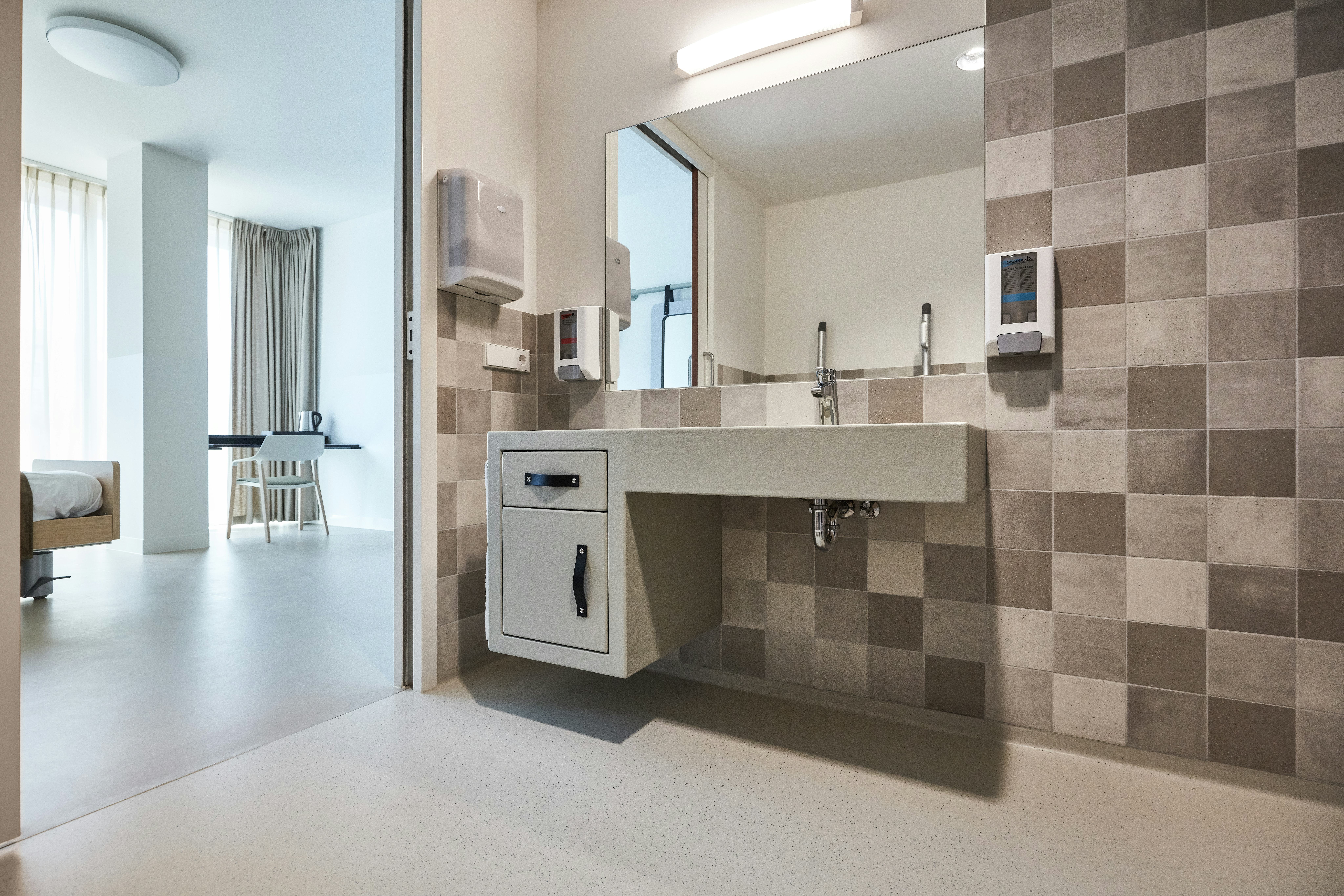 De badkamermeubels zijn door Van Eijk & Van der Lubbe ontworpen. Het beschikbare standaardmeubilair voor ziekenhuizen vonden de interieurarchitecten 'schrikbarend lelijk.' Beeld Jeroen van der Wielen

