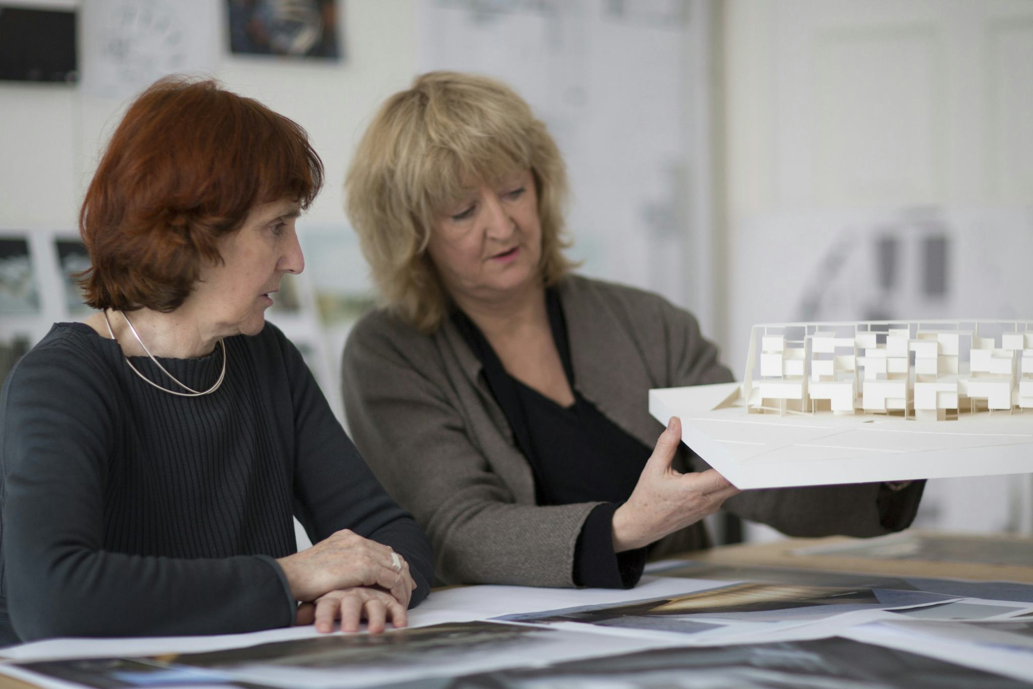 Grafton Architects - Shelley McNamara (links) en Yvonne Farrell (rechts) met een model van het   UTEC in Lima
