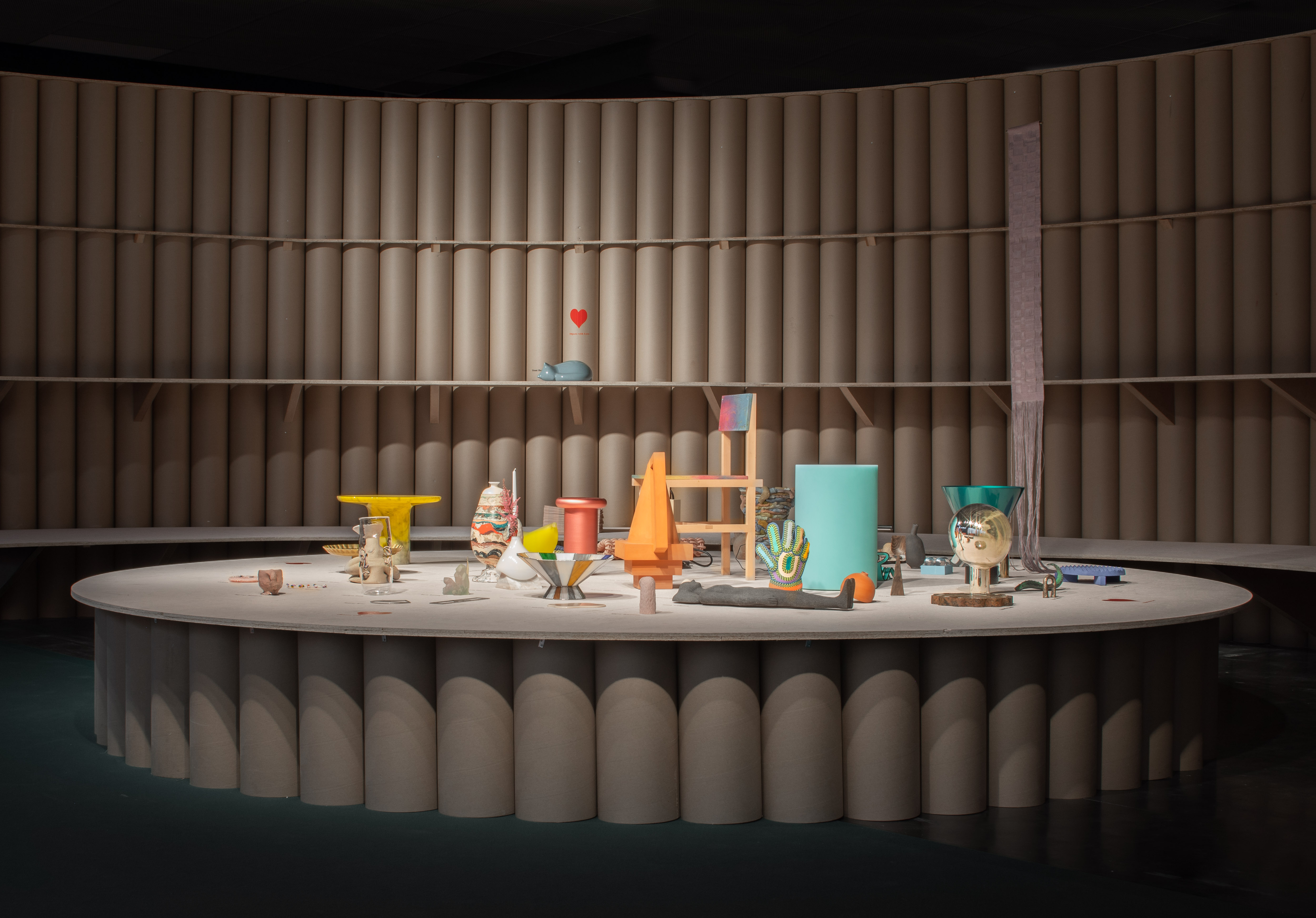 Scenografie Biënnale Interieur Kortrijk door Studio Verter. Beeld Jeroen Verrecht