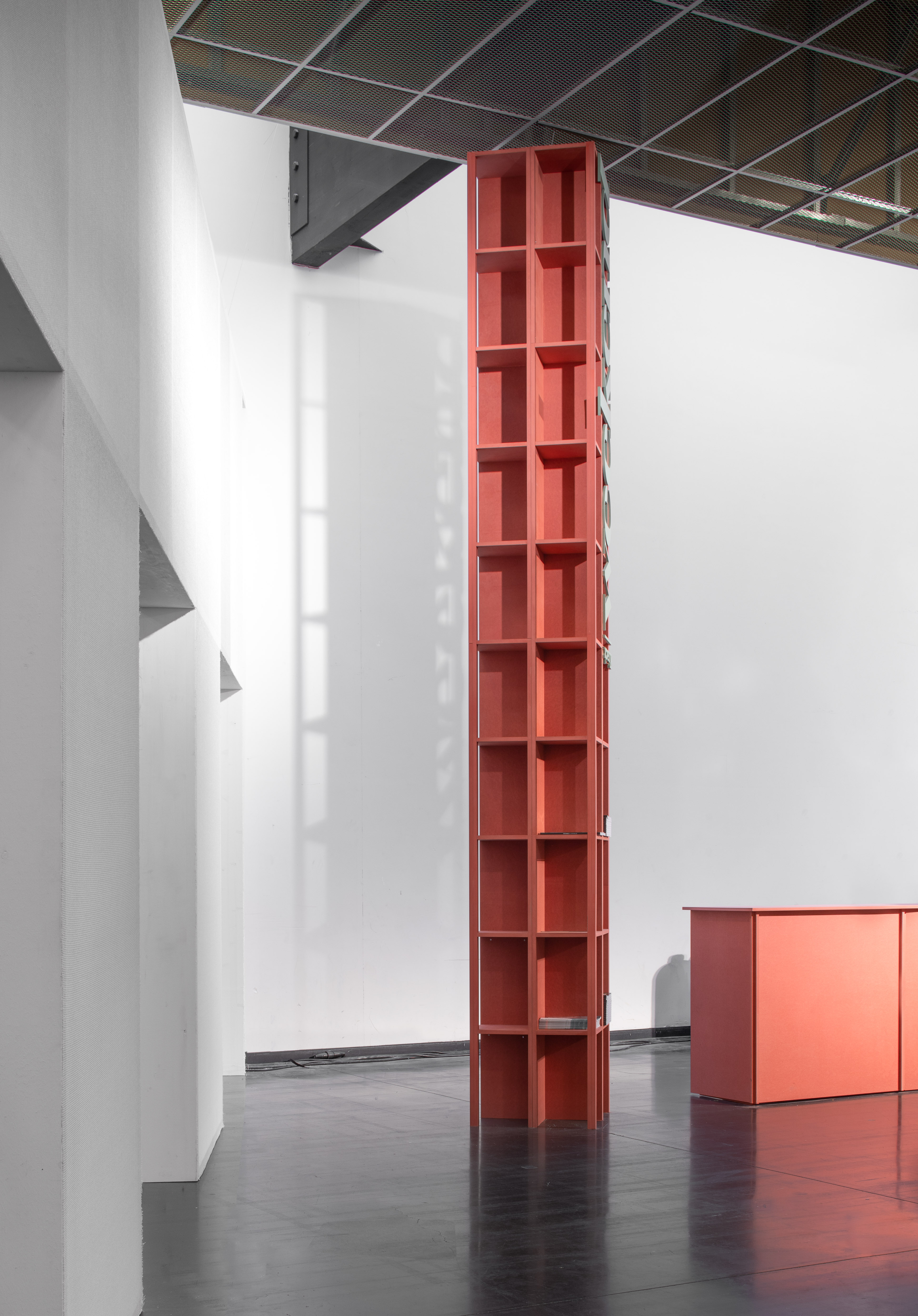 Scenografie Biënnale Interieur Kortrijk door Studio Verter. Beeld Jeroen Verrecht