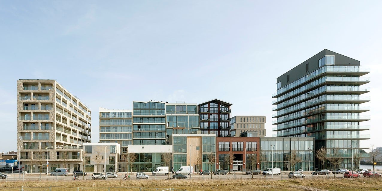 Kavel 20 op Buiksloterham met o.a. Superlofts (Marc Koehler Architects) en BlackJack (Bo6 en BNB Architecten). Foto door Marcel van der Burg