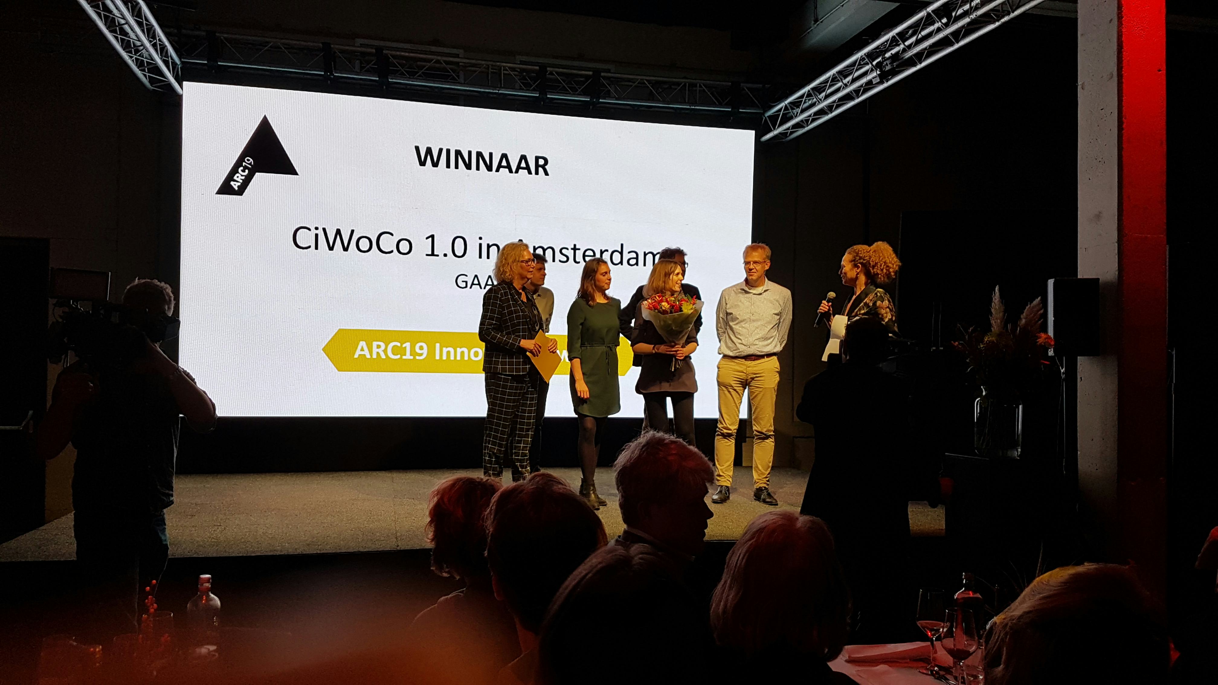 GAAGA ontvangt uit handen van Irma van Oort van KCAP de ARC19 Innovatie Award voor CiWoCo 1.0