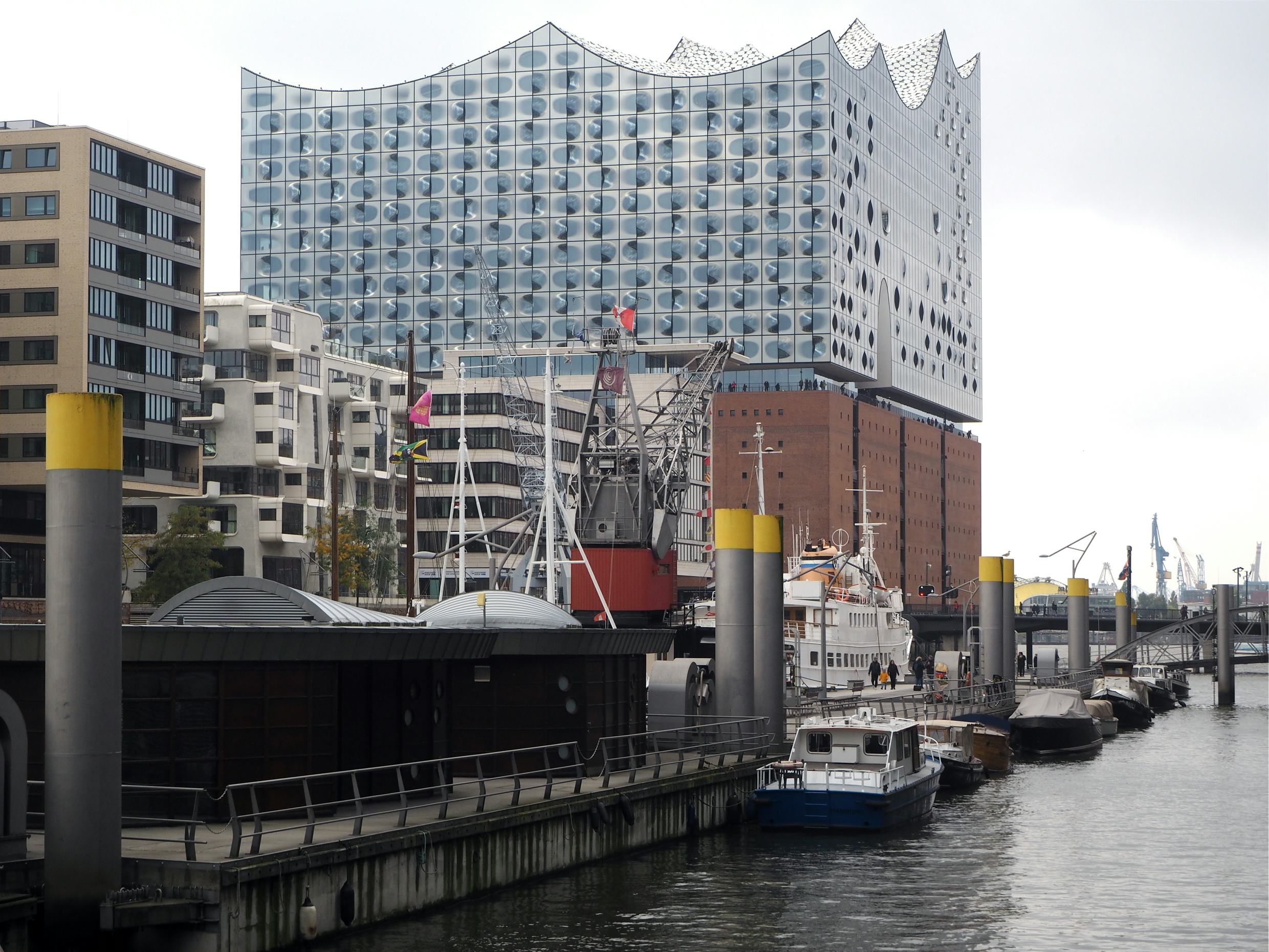 Architectuurreis Hamburg: HafenCity met uitzicht op de Elbphilharmonie door Herzog & de Meuron. Beeld Jo Janssen