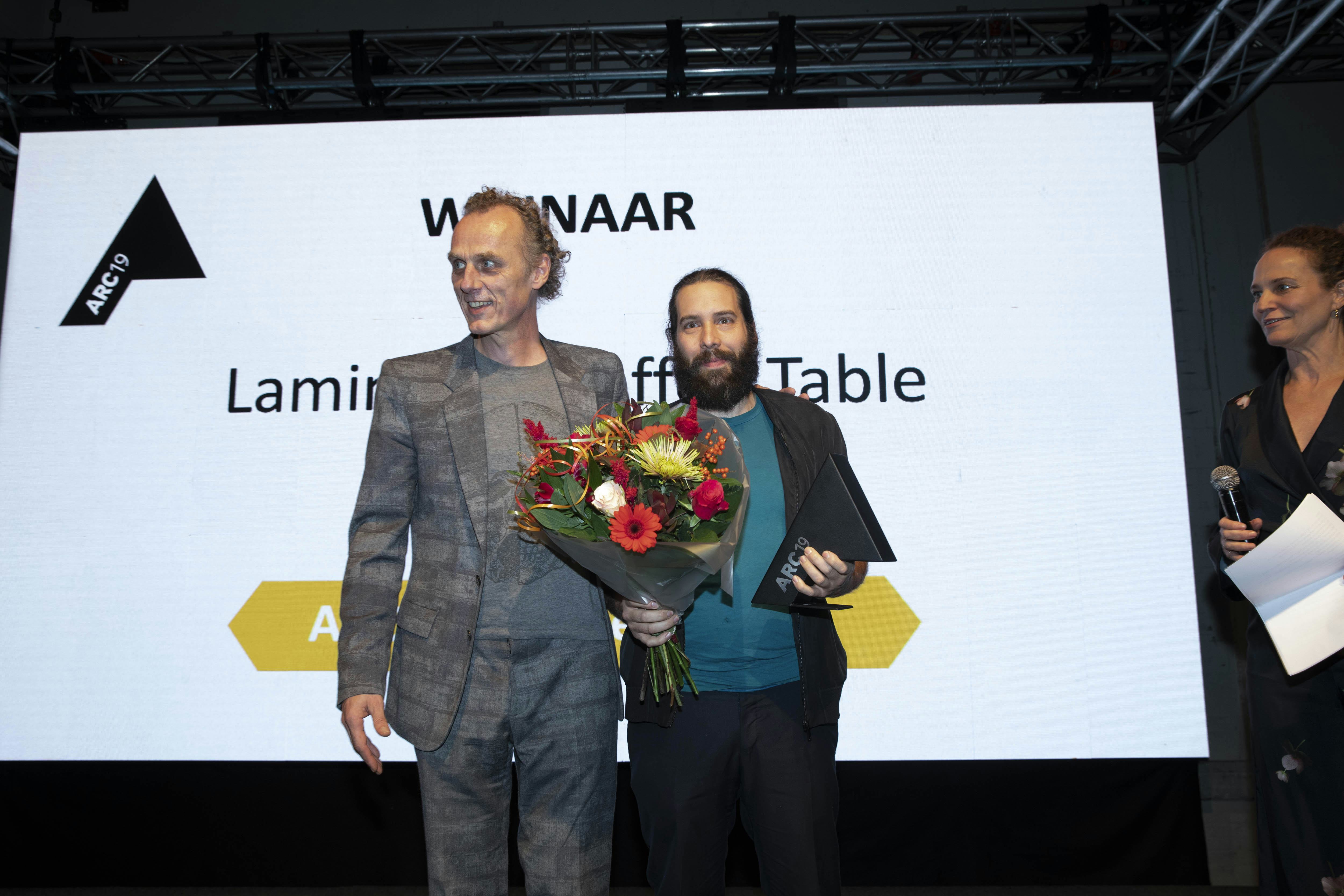 Richard Hutten (juryvoorzitter ARC19) en winnaar van de ARC19 Meubel Award Jeroen Wand. Beeld J.W. Kaldenbach