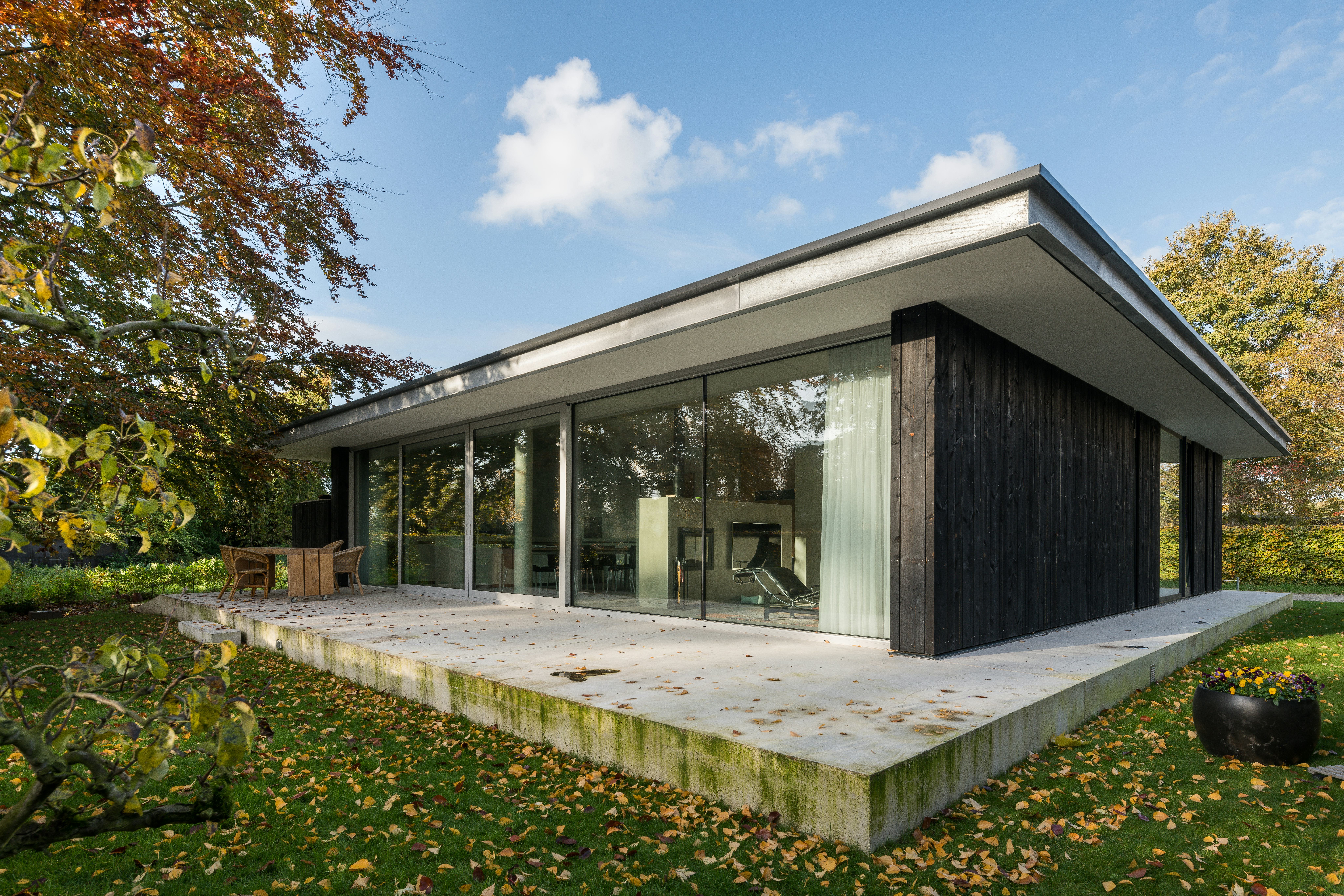 Het terras achter het huis is
met het oog op uitzicht over de begraafplaats veertig centimeter verhoogd. Beeld Jan de Vries