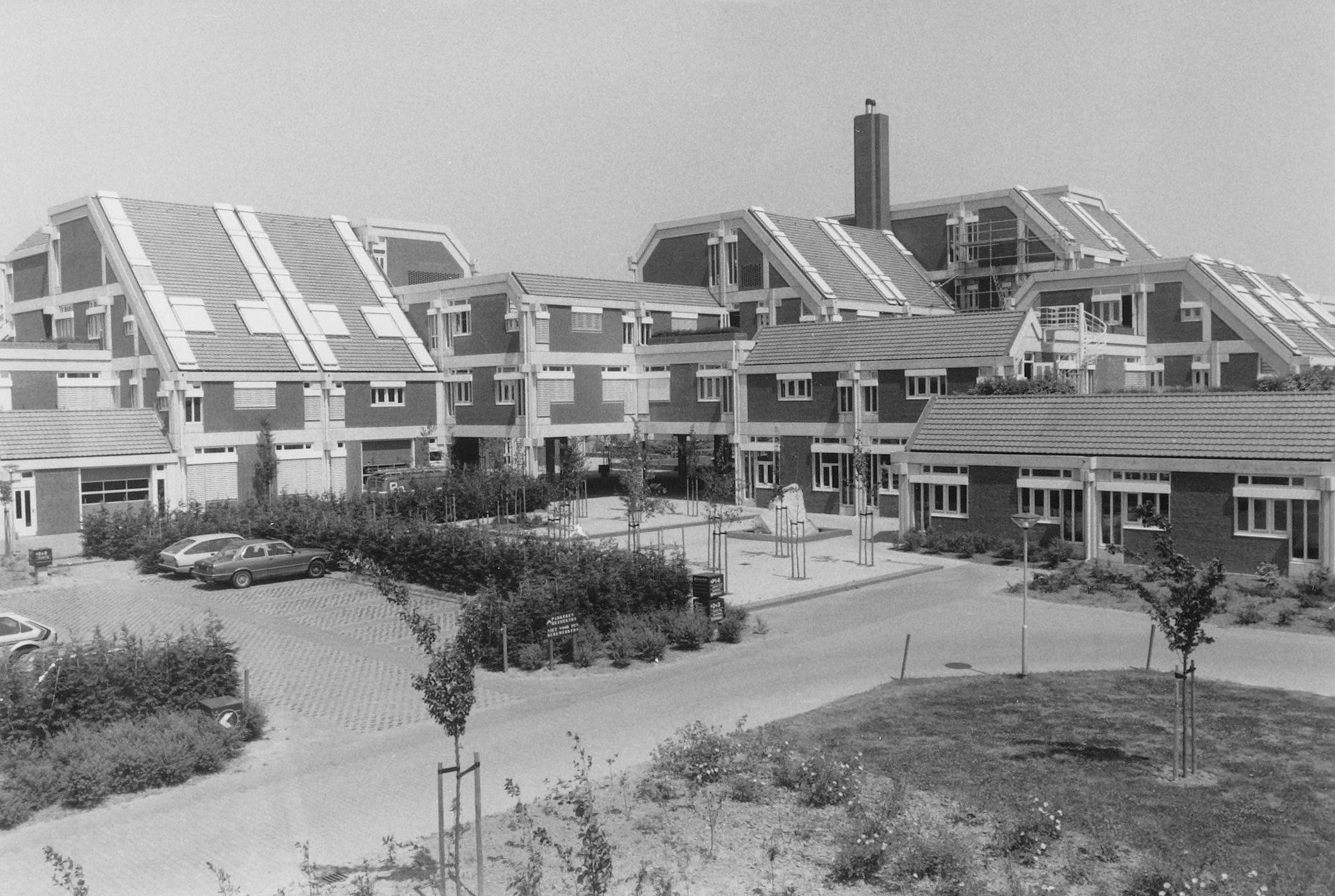 Het PEN-dorp in Alkmaar door Abe Bonnema wordt met sloop bedreigd. Op de foto het gebouw in 1982 Beeld Berend Ulrich, Regionaal Archief Alkmaar