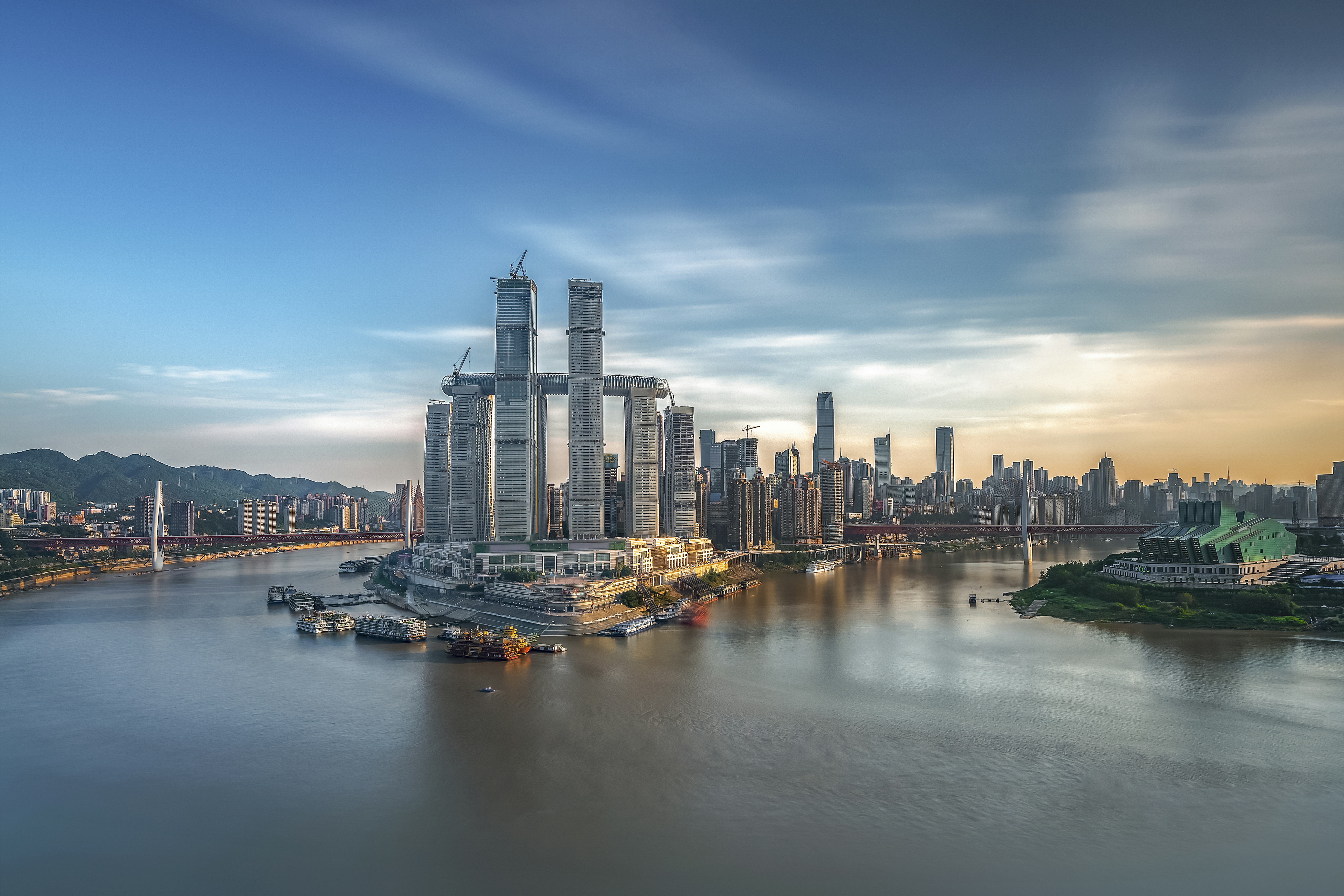 Raffles City is een groot stedelijk project met kantoren, woningen, hotel, winkels and voorzieningen, gelegen op het punt waar de rivieren de Yangtze en de Jialing samenvloeien Beeld CapitaLand