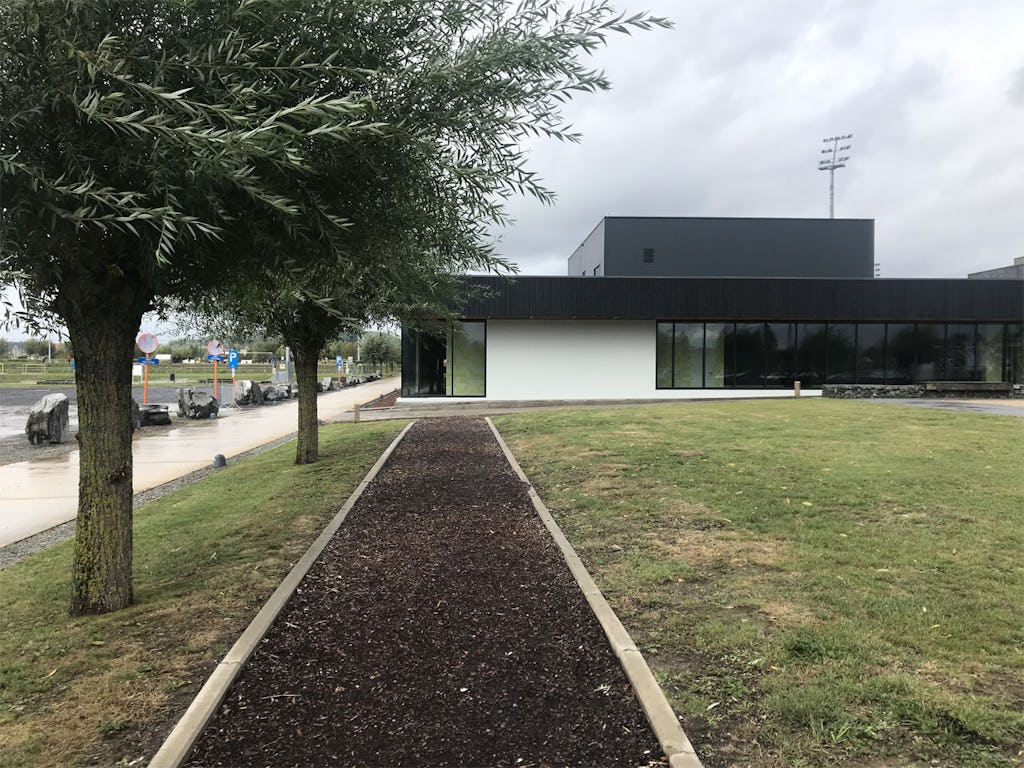 Exterieur. Zwembad Ronse. Beeld Mateja Pipan (VenhoevenCS)