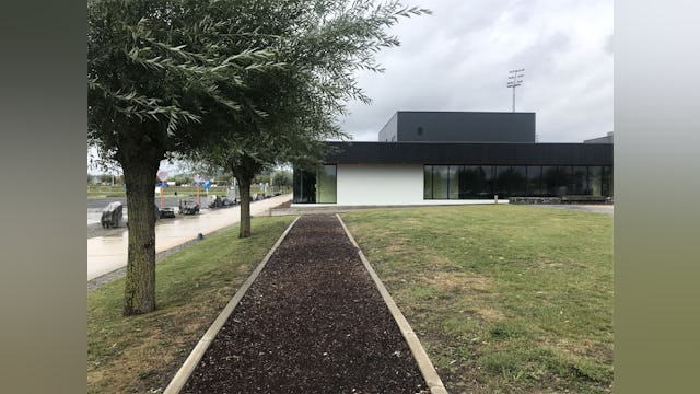 Exterieur. Zwembad Ronse. Beeld Mateja Pipan (VenhoevenCS)