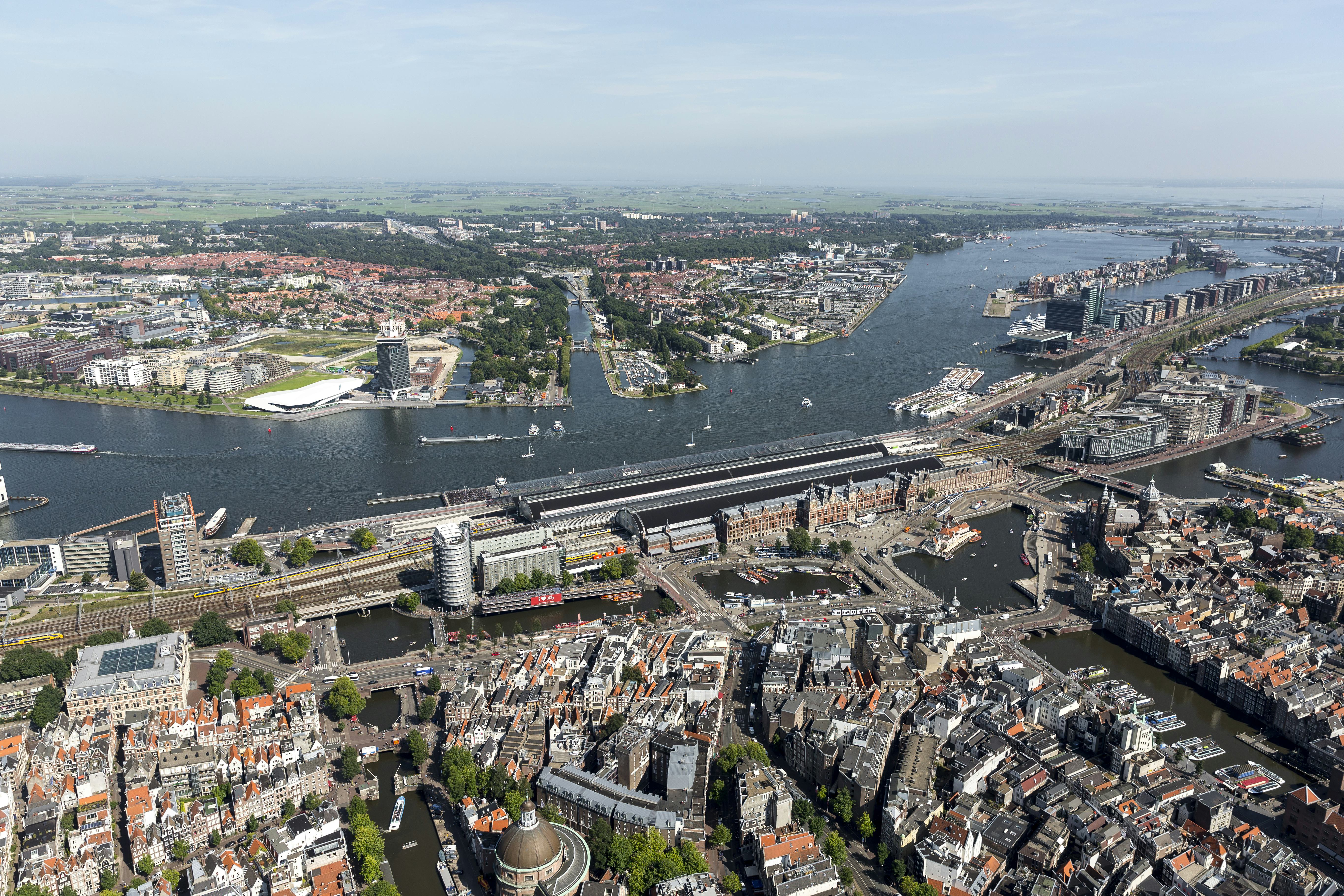 Het IJ Amsterdam. Beeld Shutterstock