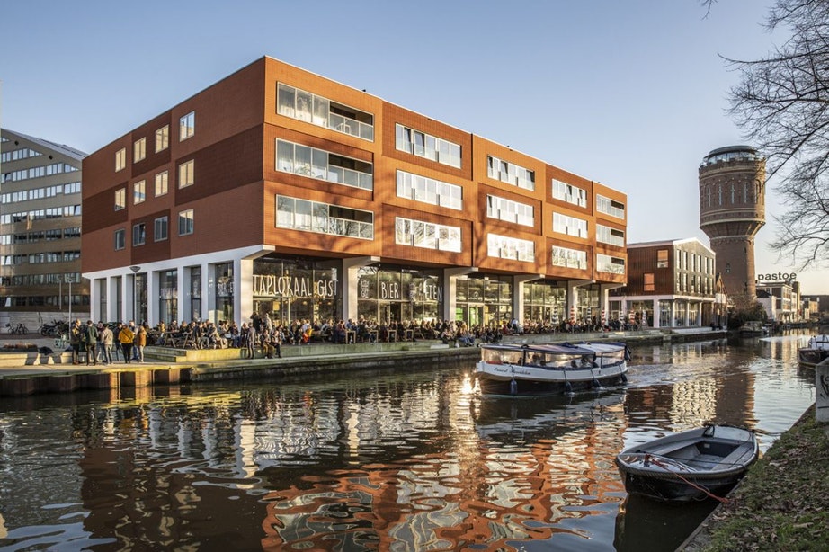 Een vol terras langs de Vaartsche Rijn. Beeld Bas van Setten via DUIC.nl