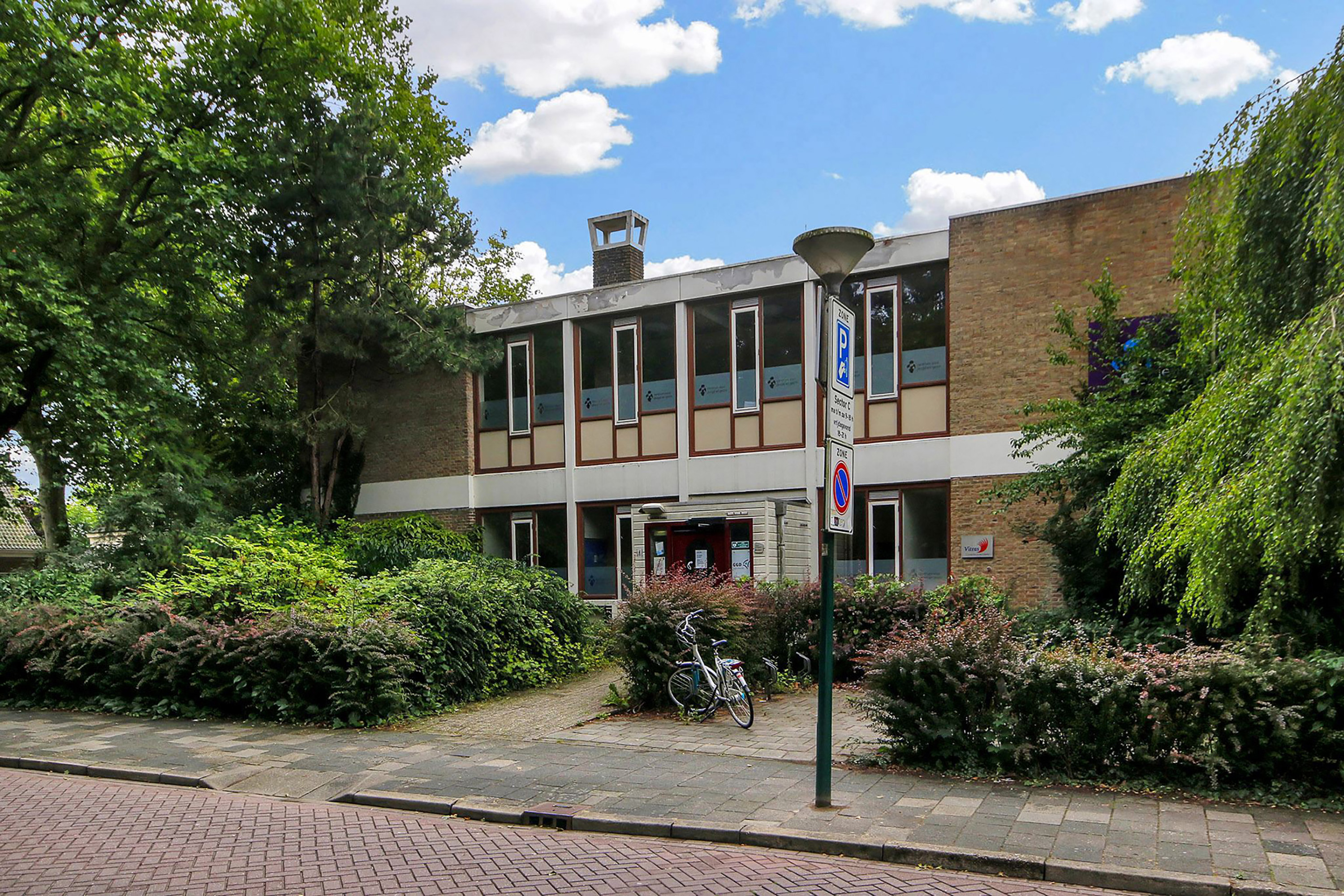 Wit-gele Kruisgebouw door EVA. 