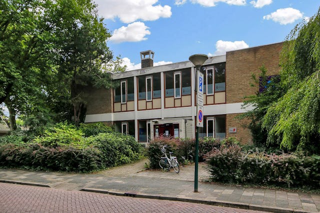 Wit-gele Kruisgebouw door EVA.