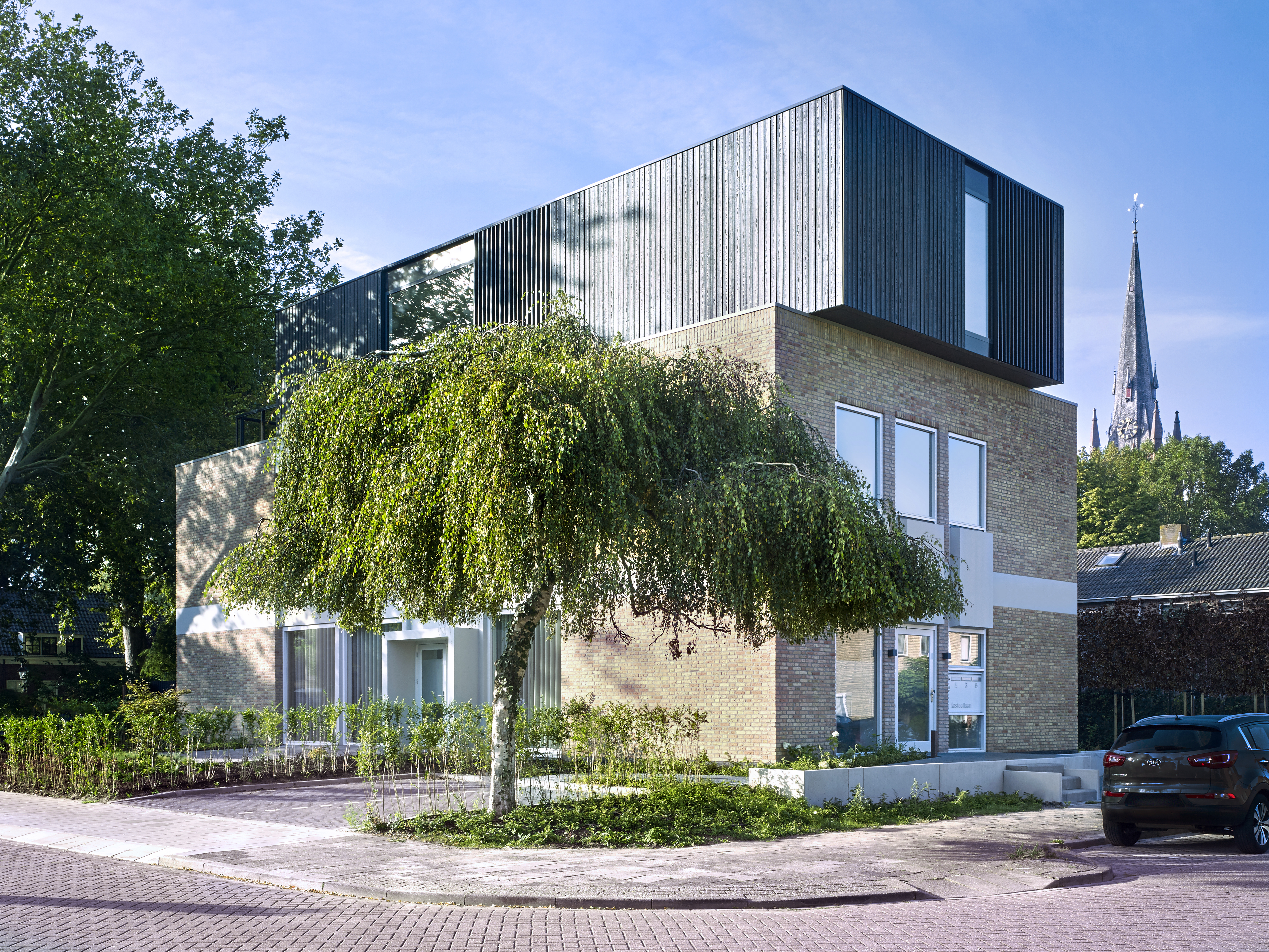 Wit-gele Kruisgebouw door EVA. beeld George Terberg