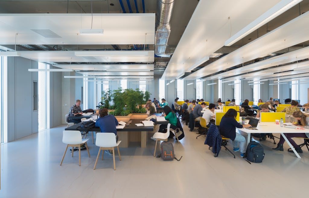 Multifunctioneel onderwijsgebouw Polak in Rotterdam door Paul de Ruiter Architects. Beeld Jeroen Musch