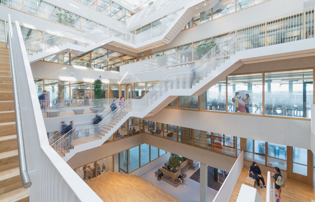 Multifunctioneel onderwijsgebouw Polak in Rotterdam door Paul de Ruiter Architects. Beeld Jeroen Musch