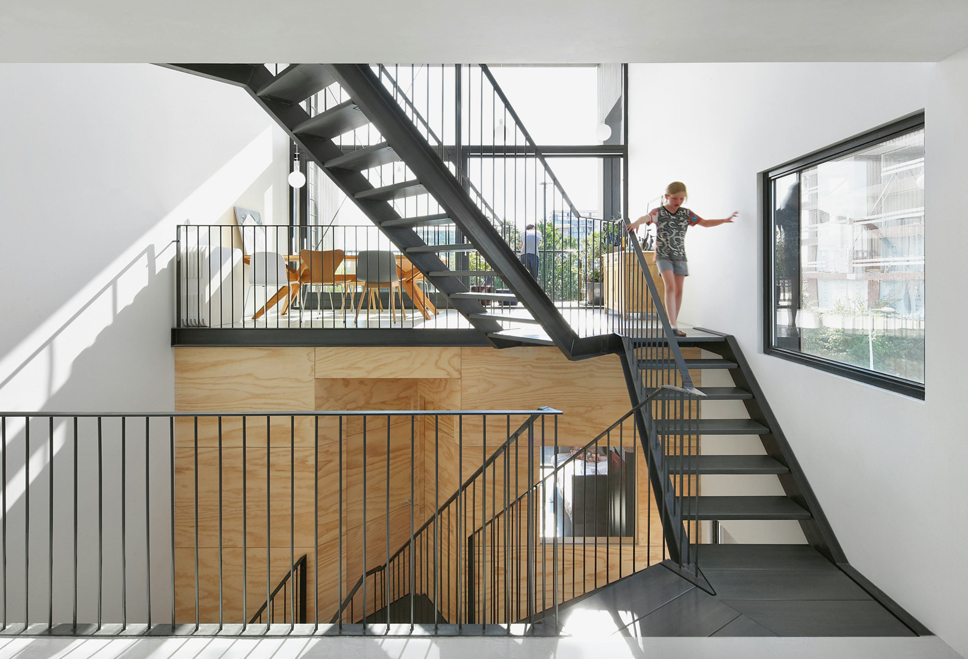 Een reeks schuin omhoog lopende trappen vormen een spiralende ‘route architecturale’ - Beeld Filip Dujardin