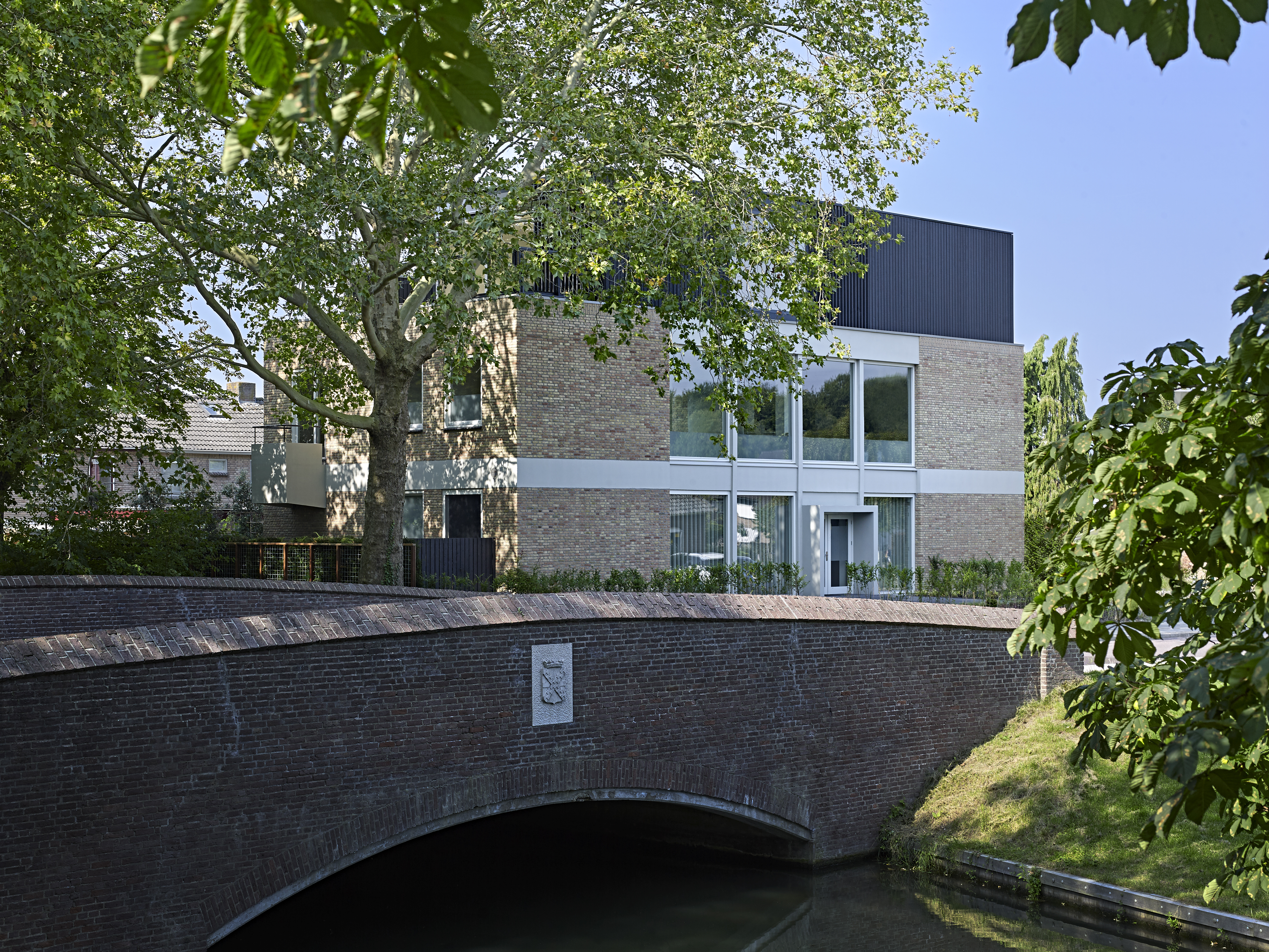 Wit-gele Kruisgebouw door EVA. beeld George Terberg