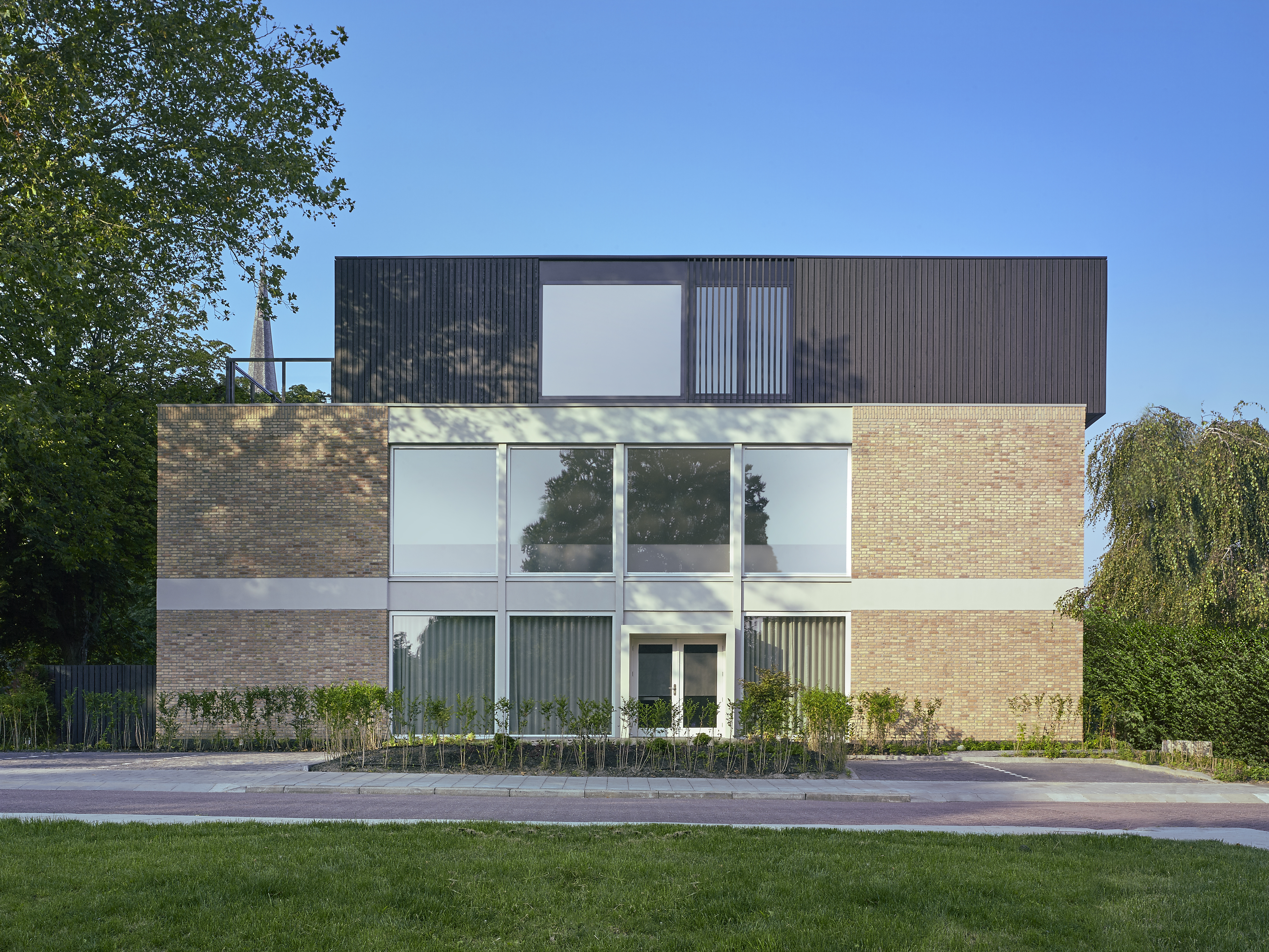 Wit-gele Kruisgebouw door EVA. beeld George Terberg