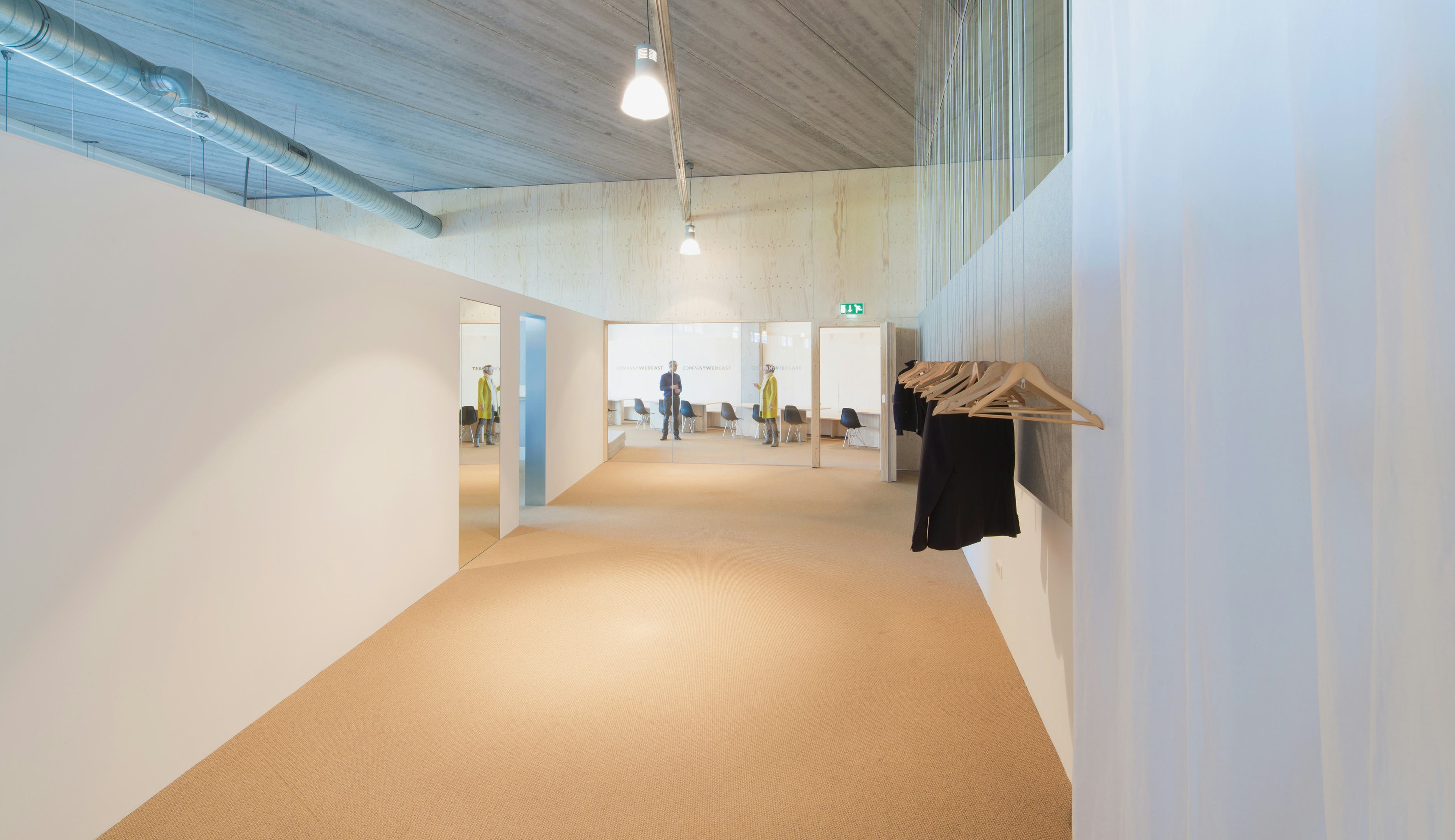 Een verdiepingshoge wand van underlayment vormt een akoestische onderbreking tussen de werkzone en de ‘funzone’ - Beeld Jeroen Musch