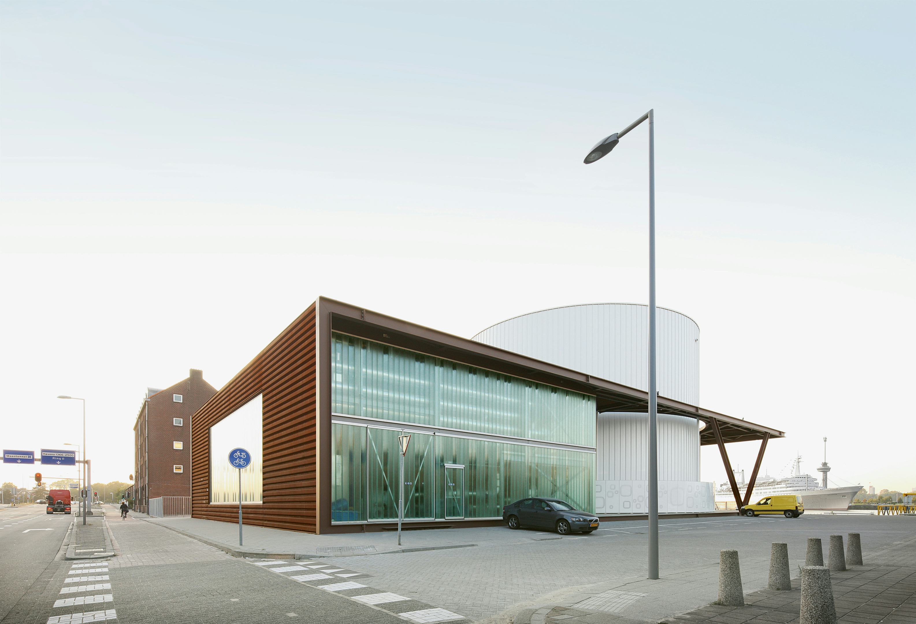 Aan de Brielselaan maakt een groot raam  voorbijgangers nieuwsgierig naar de achterliggende installaties - Filip Dujardin