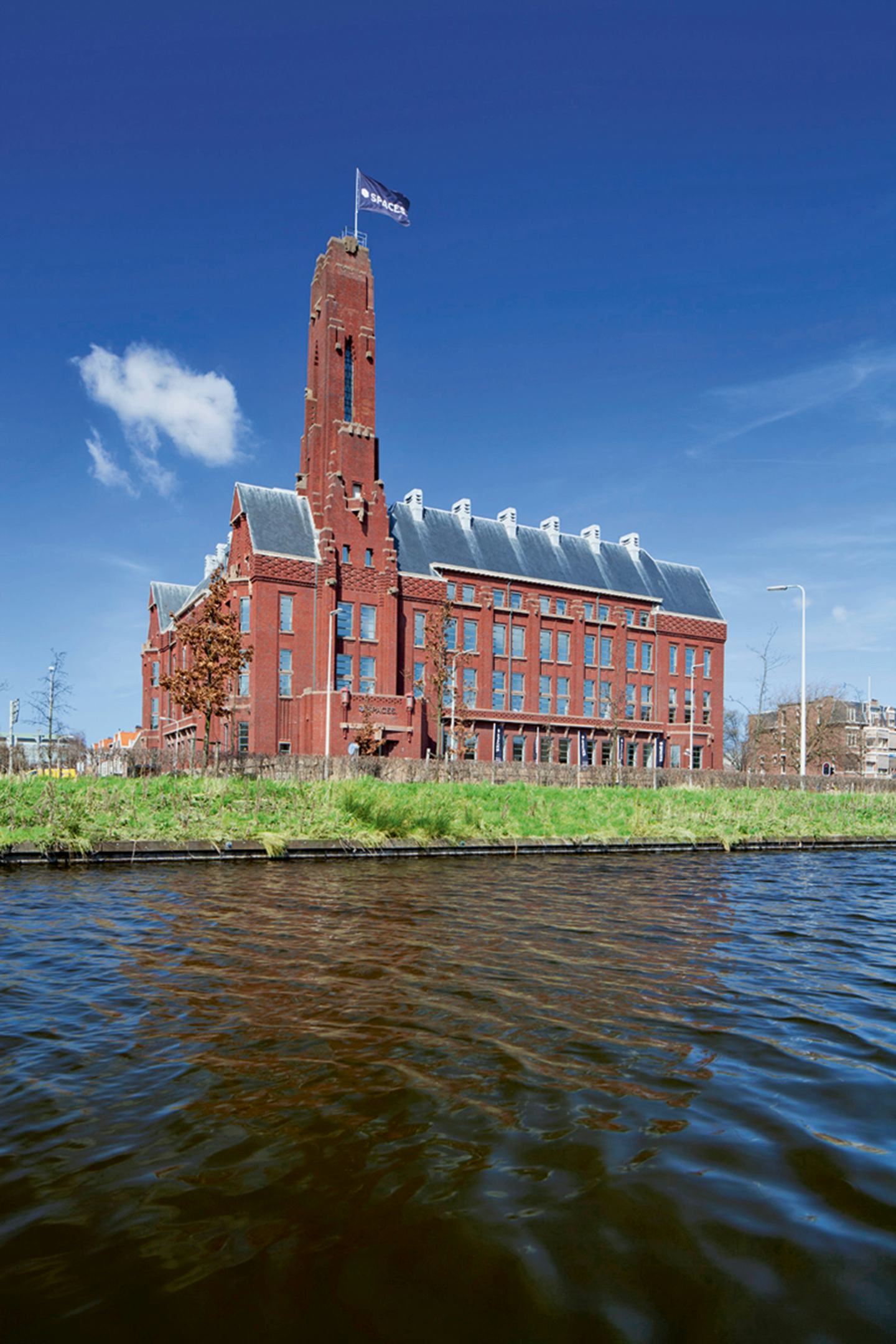 De Rode Olifant die in de jaren twintig is gebouwd in opdracht van de American Petroleum Company, bevindt  zich aan het Malieveld in Den Haag. Foto Ewout Huibers
